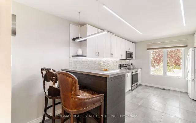 Additional property image - 2046 Glenada Cres