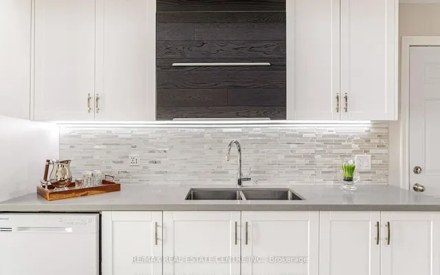 Additional property image - 2046 Glenada Cres