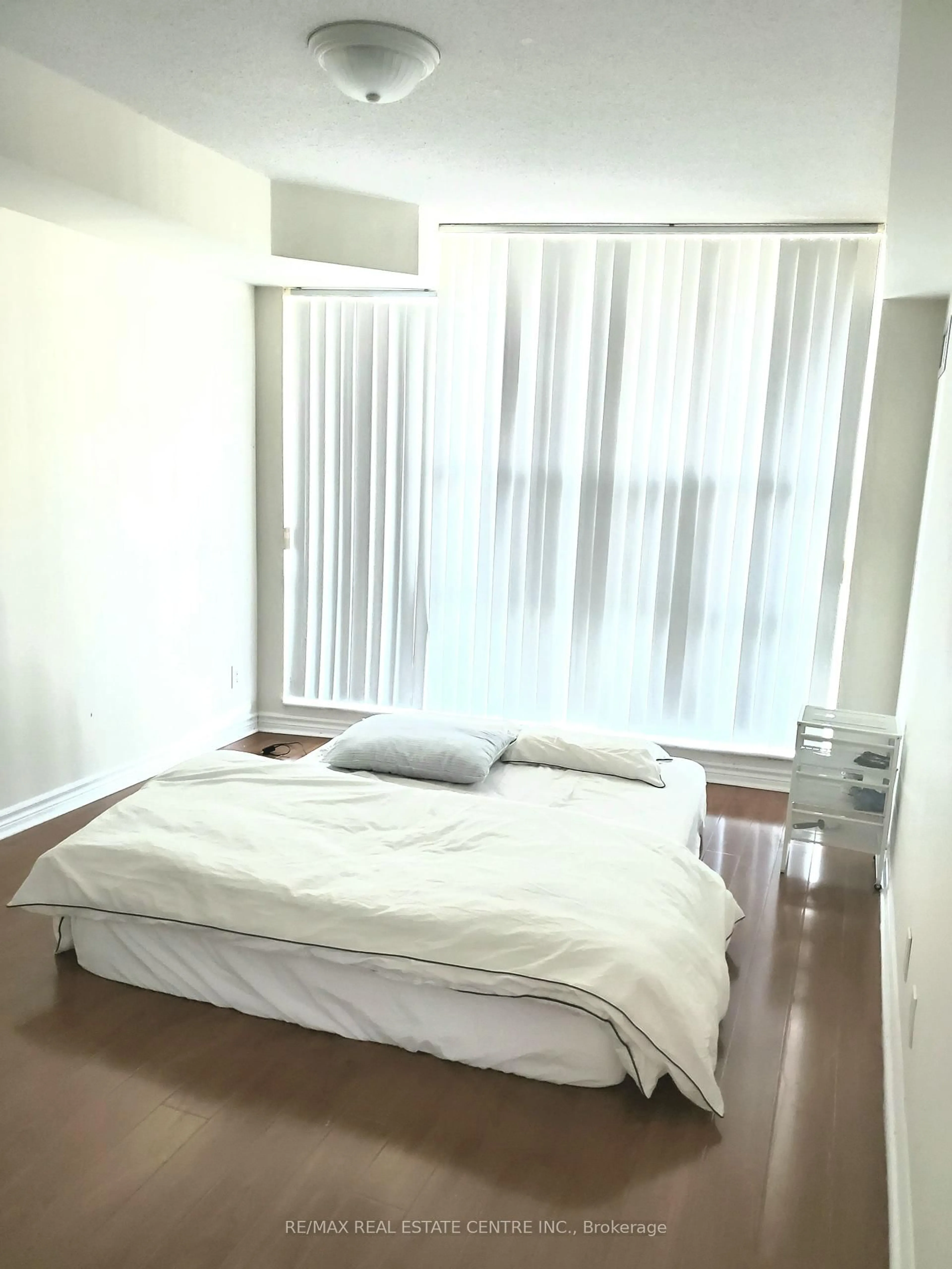 Bedroom with bed, floor is not visible for 1 Elm Dr #909, Mississauga Ontario L5B 4M1