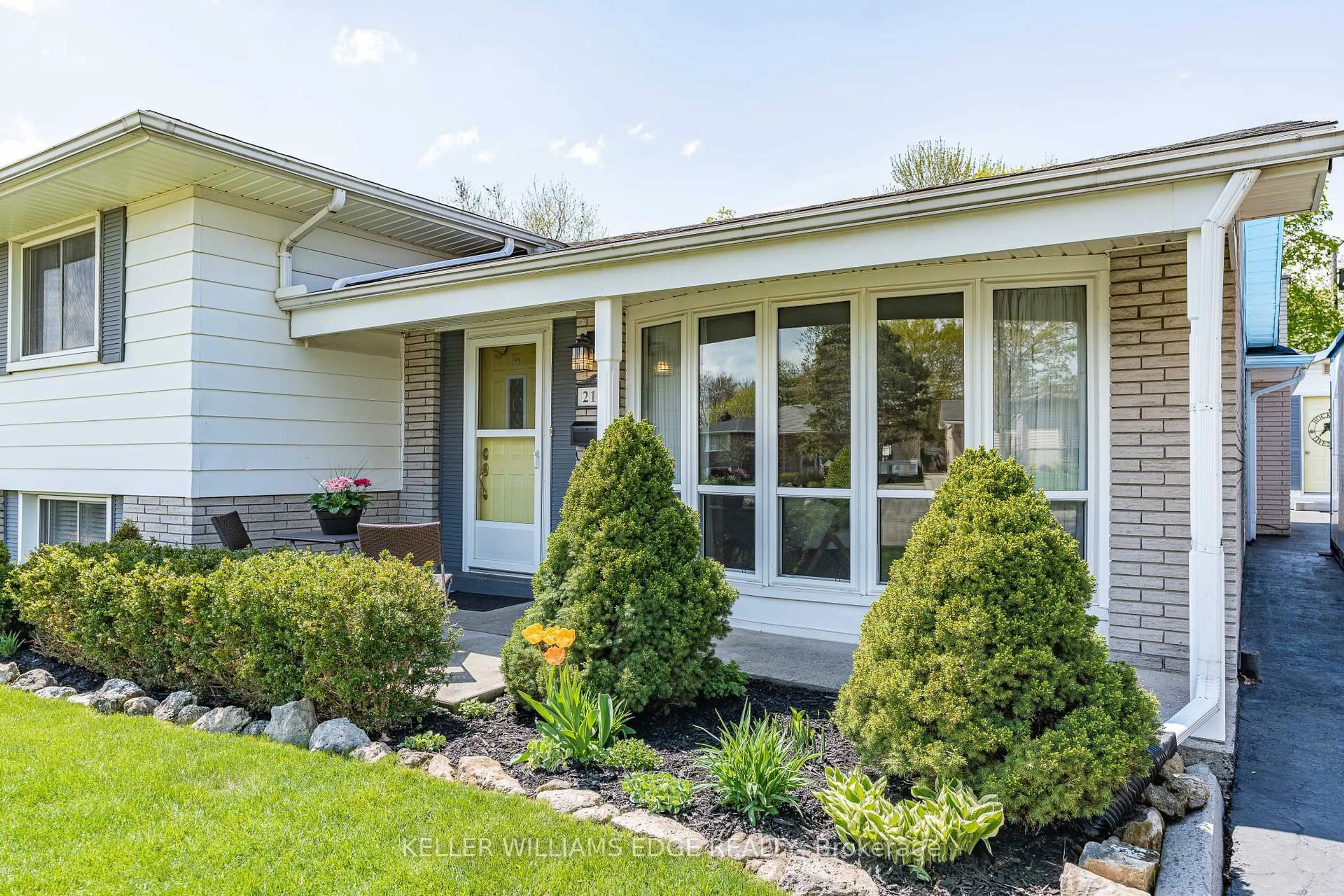 Home with vinyl exterior material, street for 2147 Meadowbrook Rd, Burlington Ontario L7P 2A6