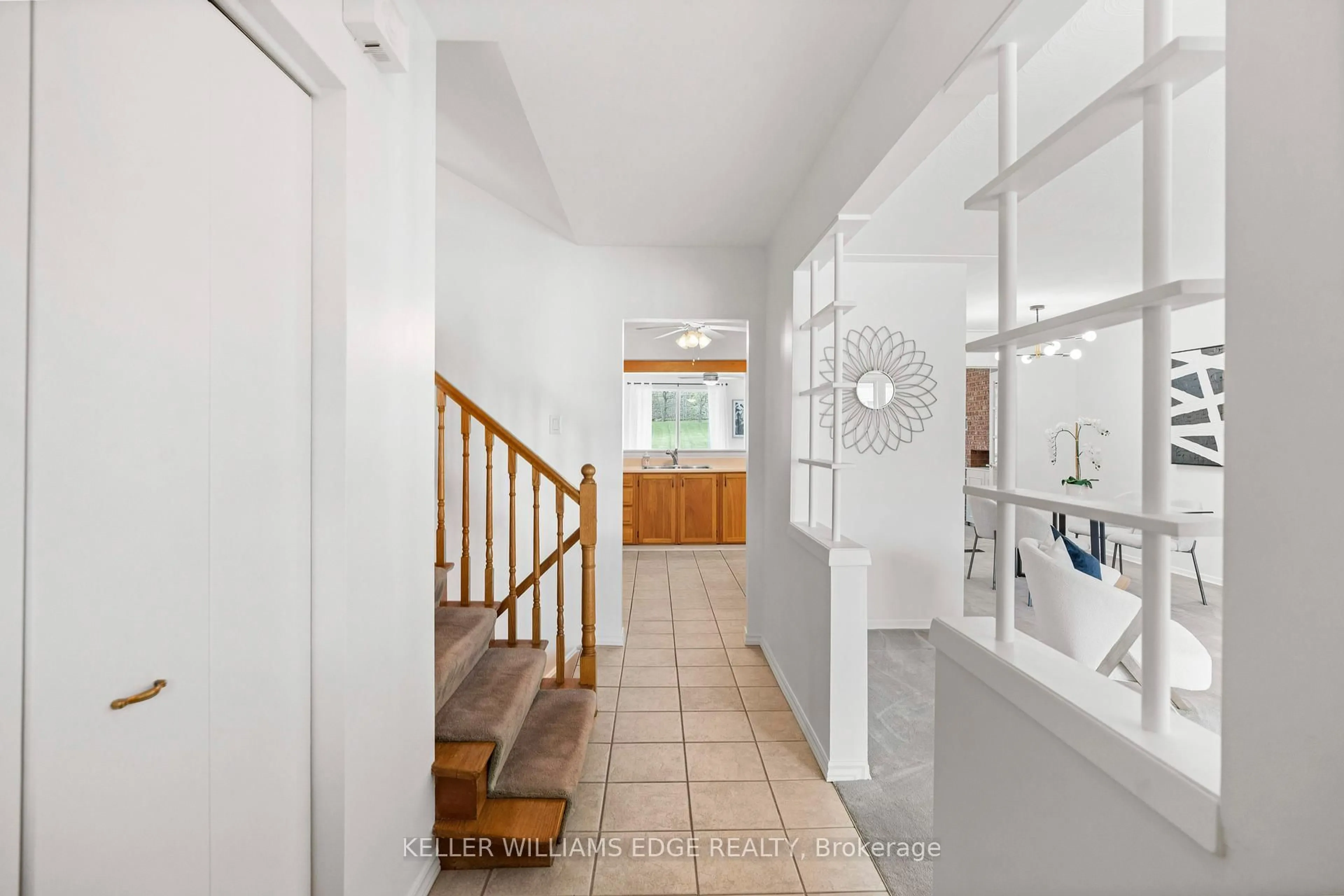 Indoor entryway for 2147 Meadowbrook Rd, Burlington Ontario L7P 2A6