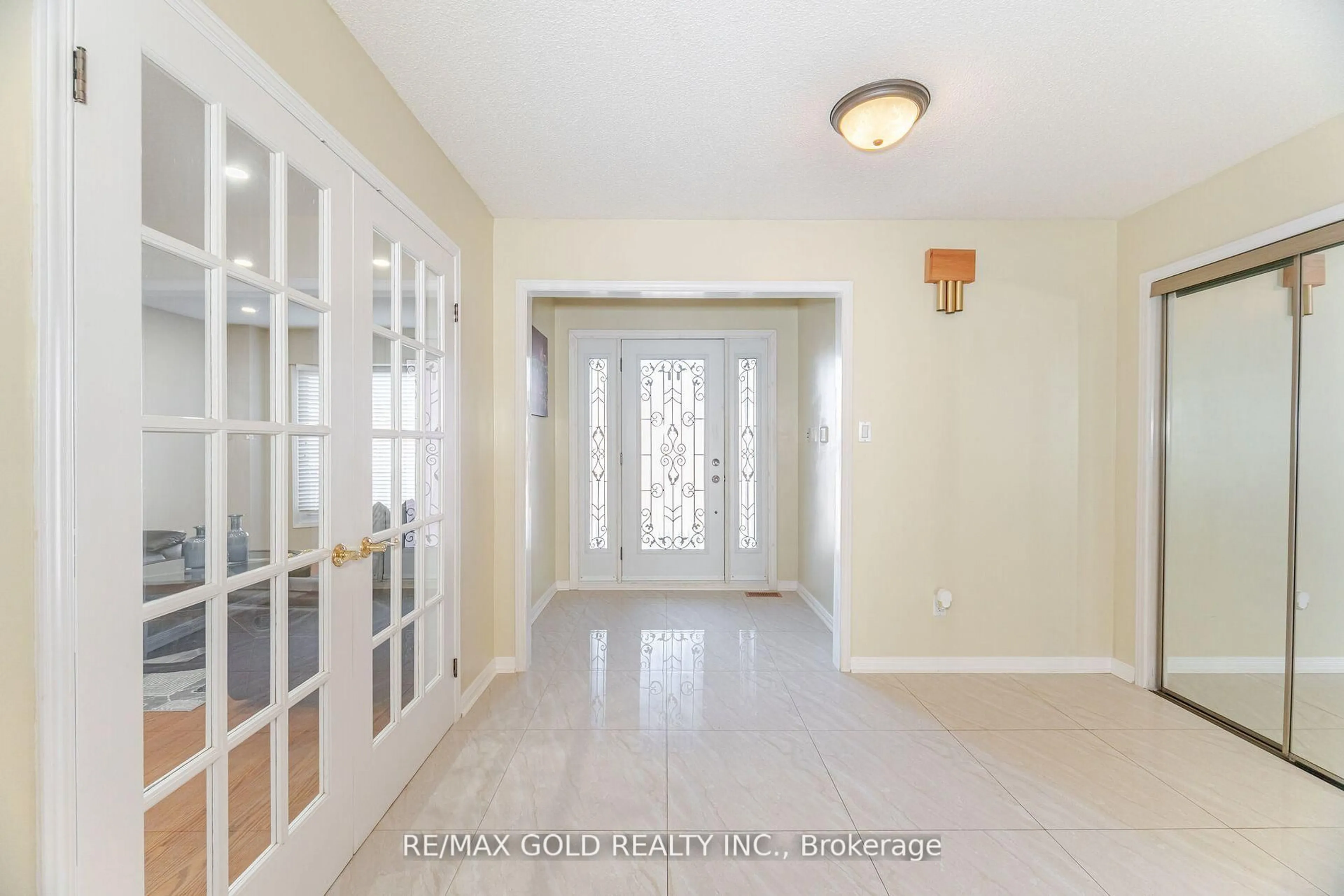 Indoor entryway for 26 Mossbank Dr, Brampton Ontario L6W 3Z3