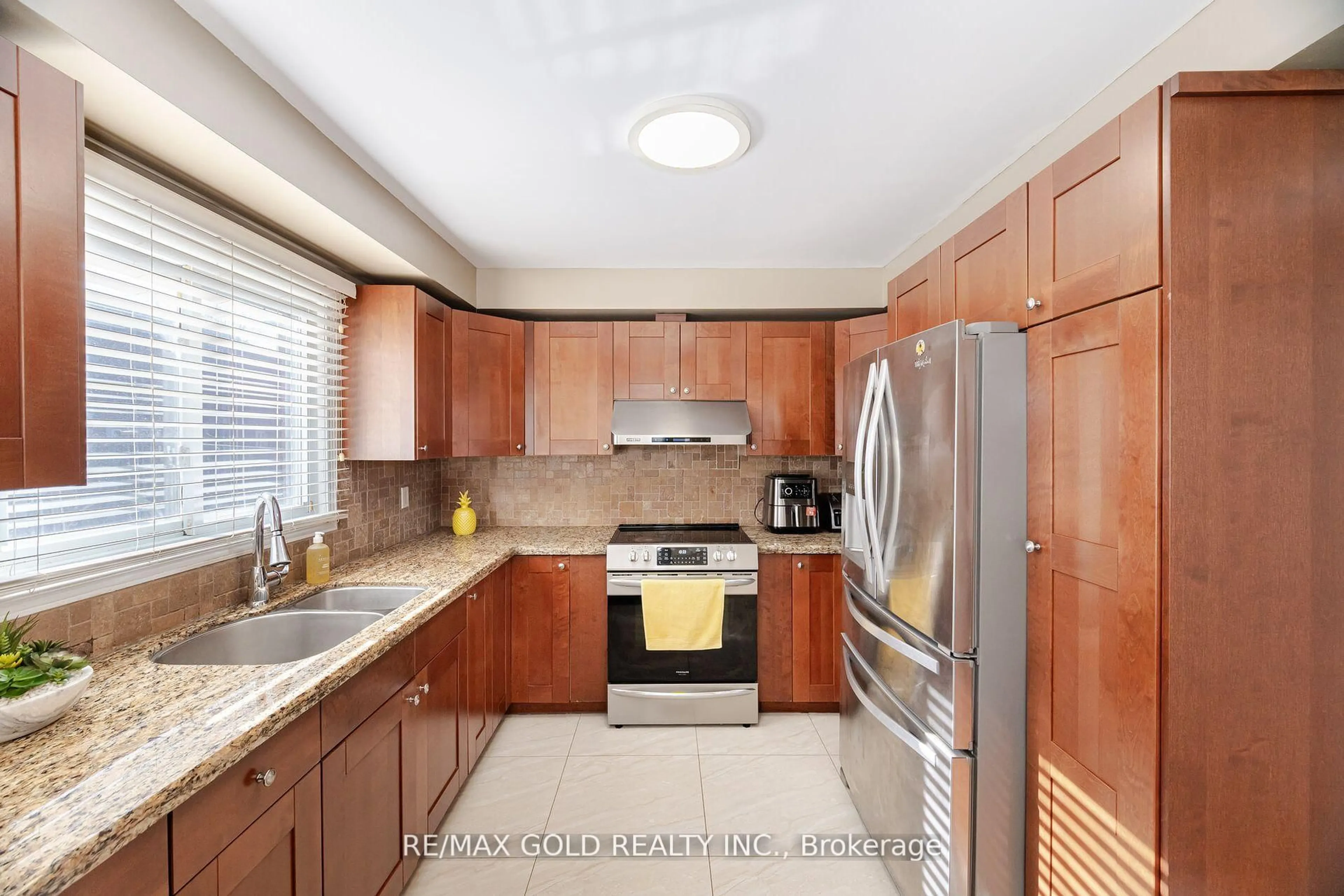 Standard kitchen, unknown for 26 Mossbank Dr, Brampton Ontario L6W 3Z3