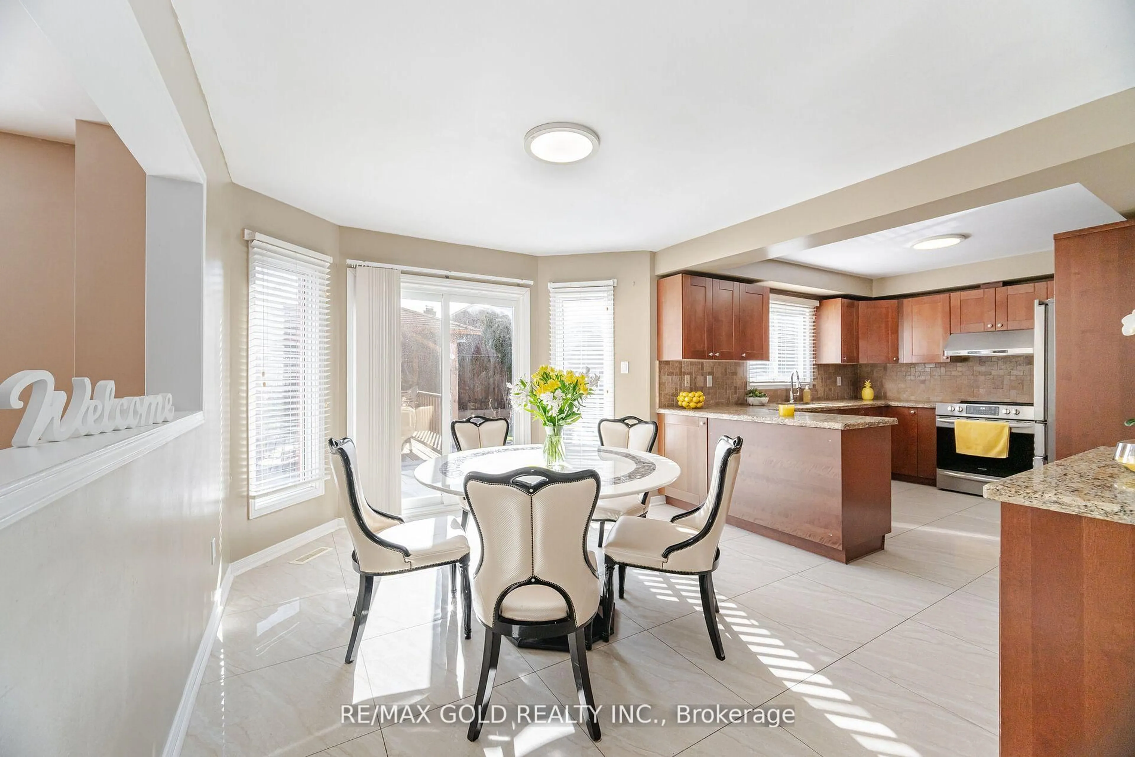Dining room, ceramic/tile floor for 26 Mossbank Dr, Brampton Ontario L6W 3Z3