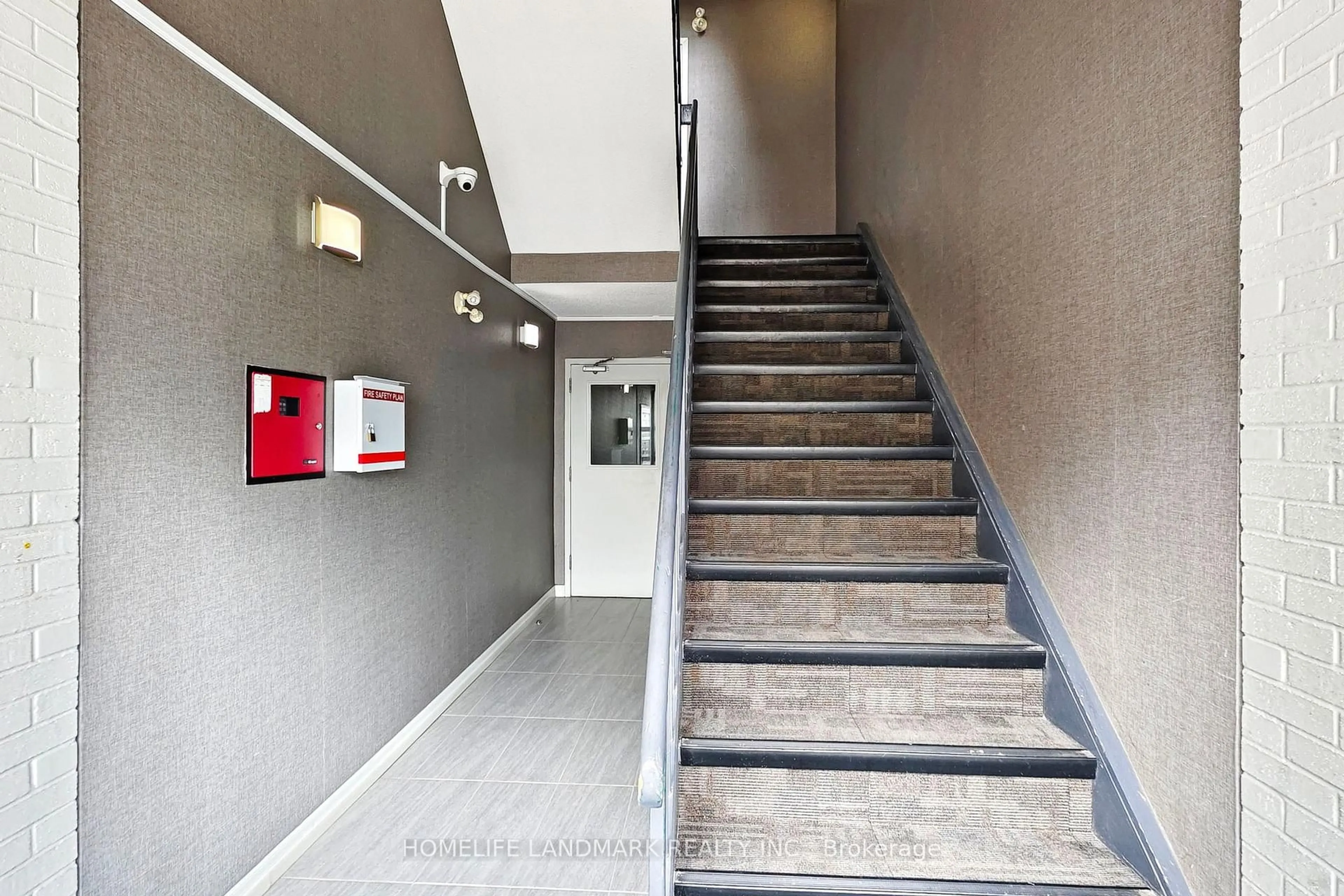 Indoor foyer for 1450 Glen Abbey Gate #823, Oakville Ontario L6M 2V7