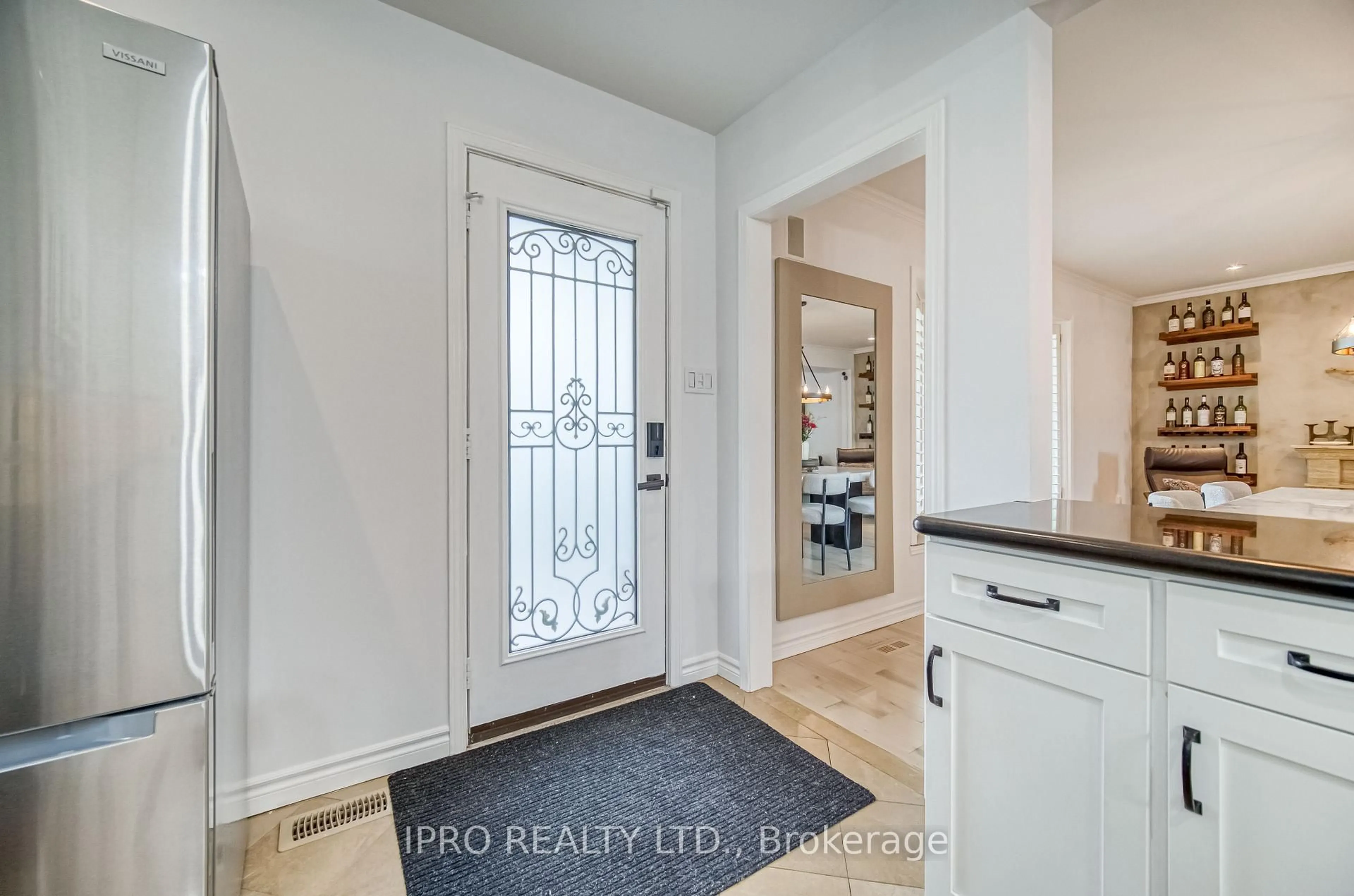Indoor entryway for 92 Delma Dr, Toronto Ontario M8W 4P1