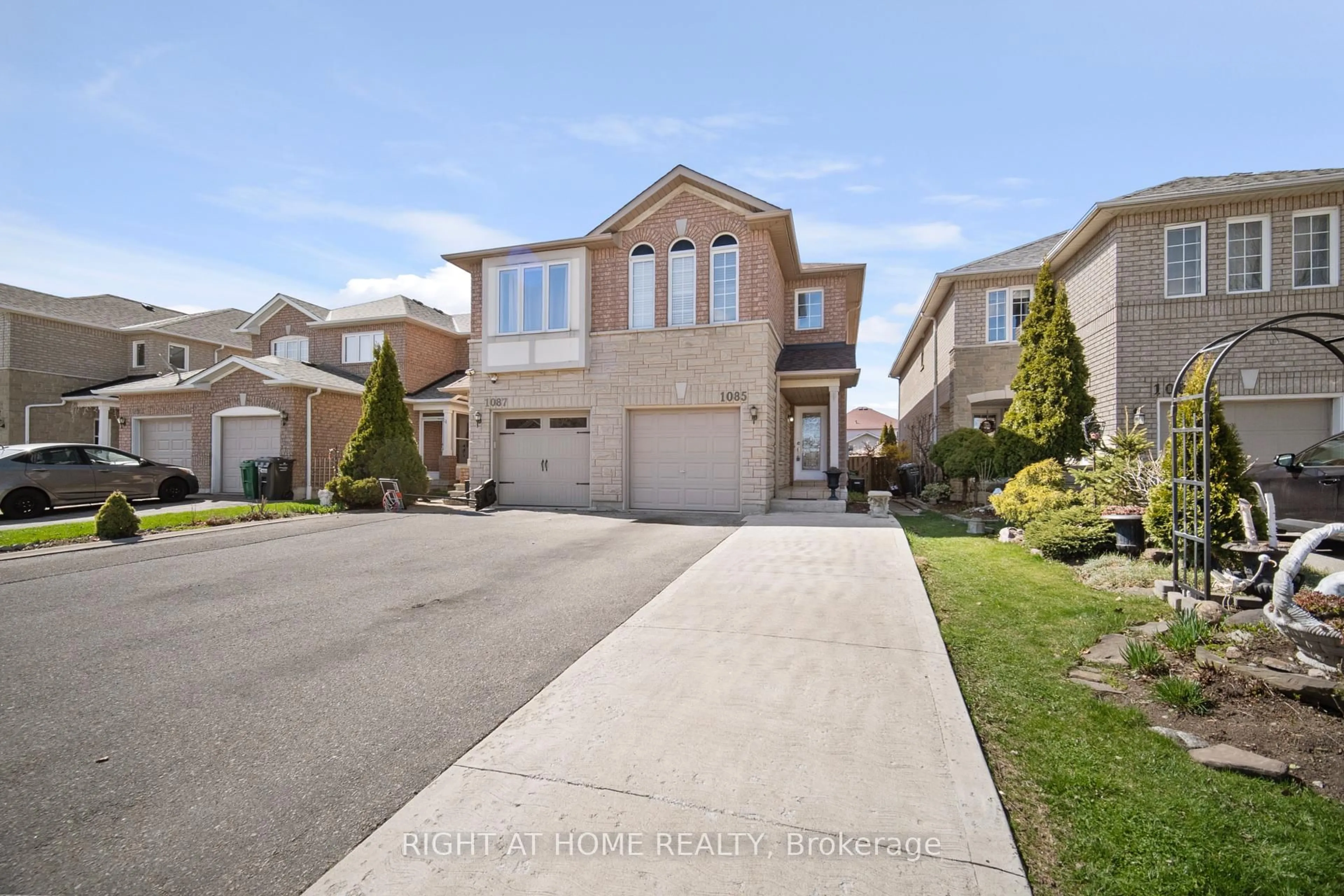A pic from outside/outdoor area/front of a property/back of a property/a pic from drone, street for 1085 Foxglove Pl, Mississauga Ontario L5V 2N5