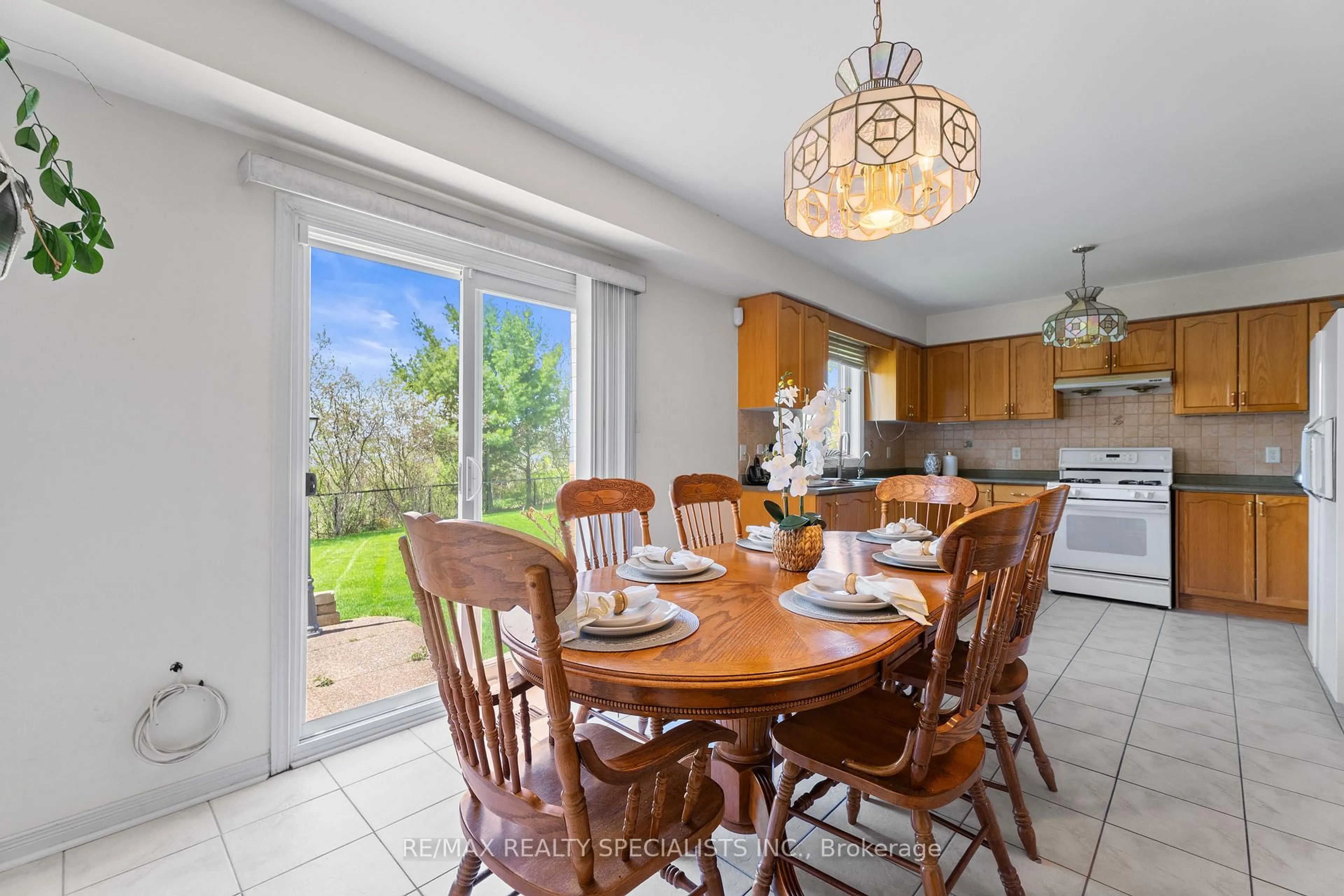 Dining room, ceramic/tile floor for 77 Loons Call Cres, Brampton Ontario L6R 2G4