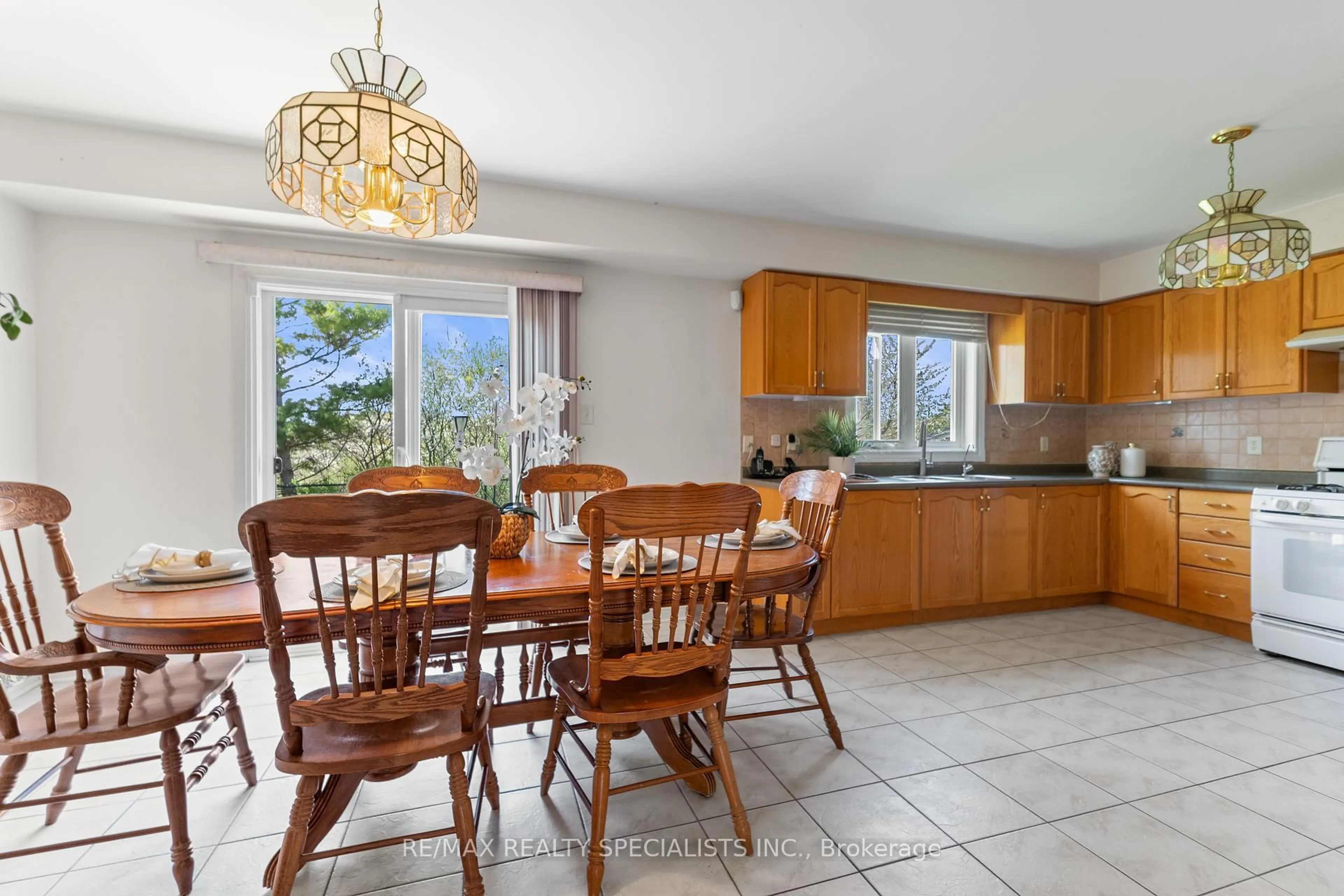 Dining room, ceramic/tile floor for 77 Loons Call Cres, Brampton Ontario L6R 2G4
