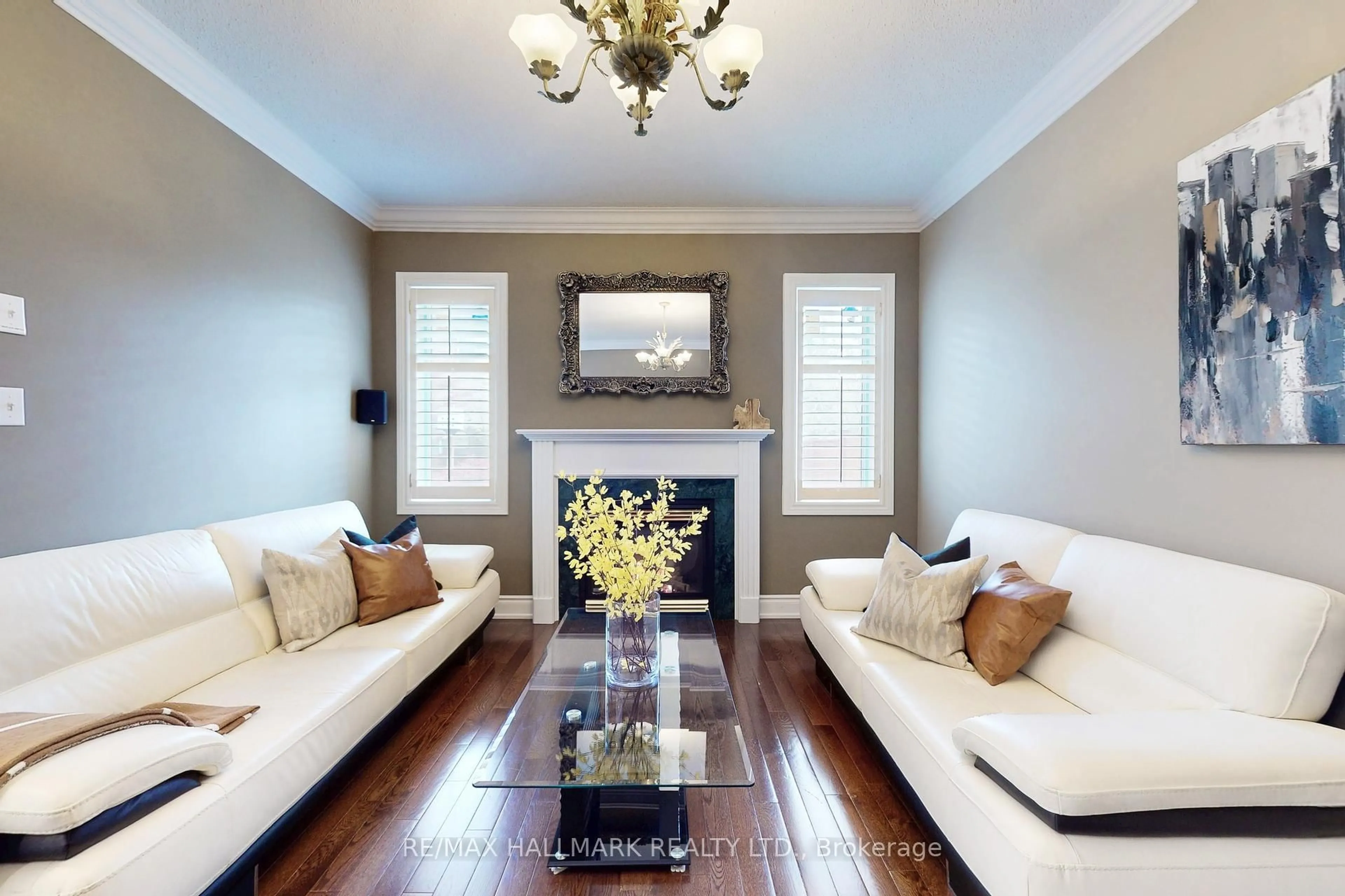 Living room with furniture, unknown for 3822 Mcdowell Dr, Mississauga Ontario L5M 6P5