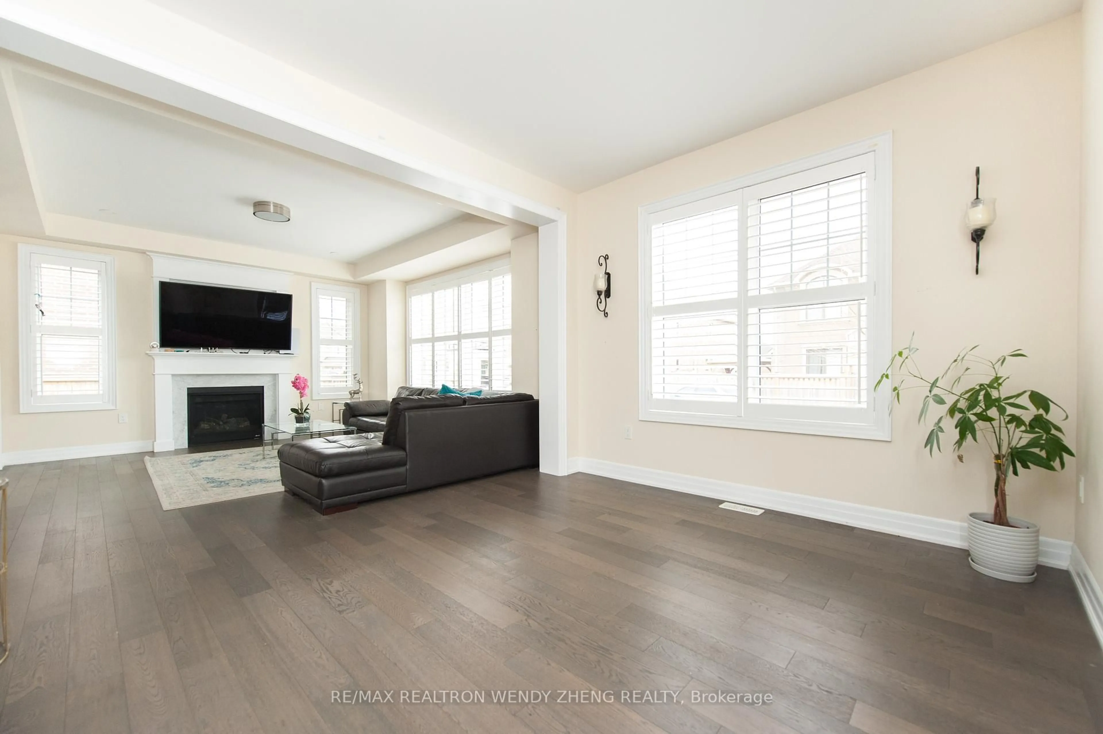 Living room with furniture, unknown for 3209 Daisy Way, Oakville Ontario L6M 1L4