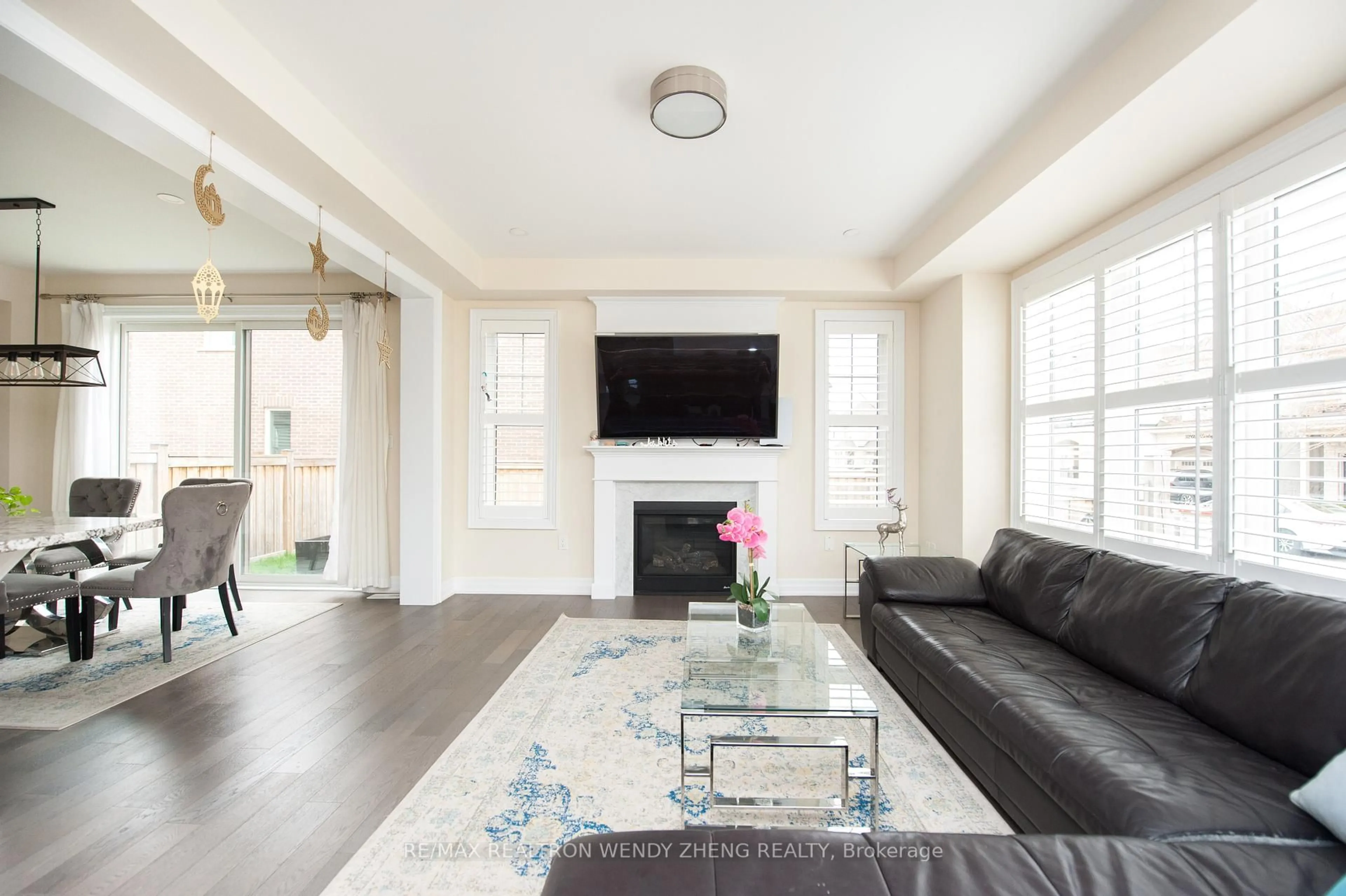 Living room with furniture, unknown for 3209 Daisy Way, Oakville Ontario L6M 1L4