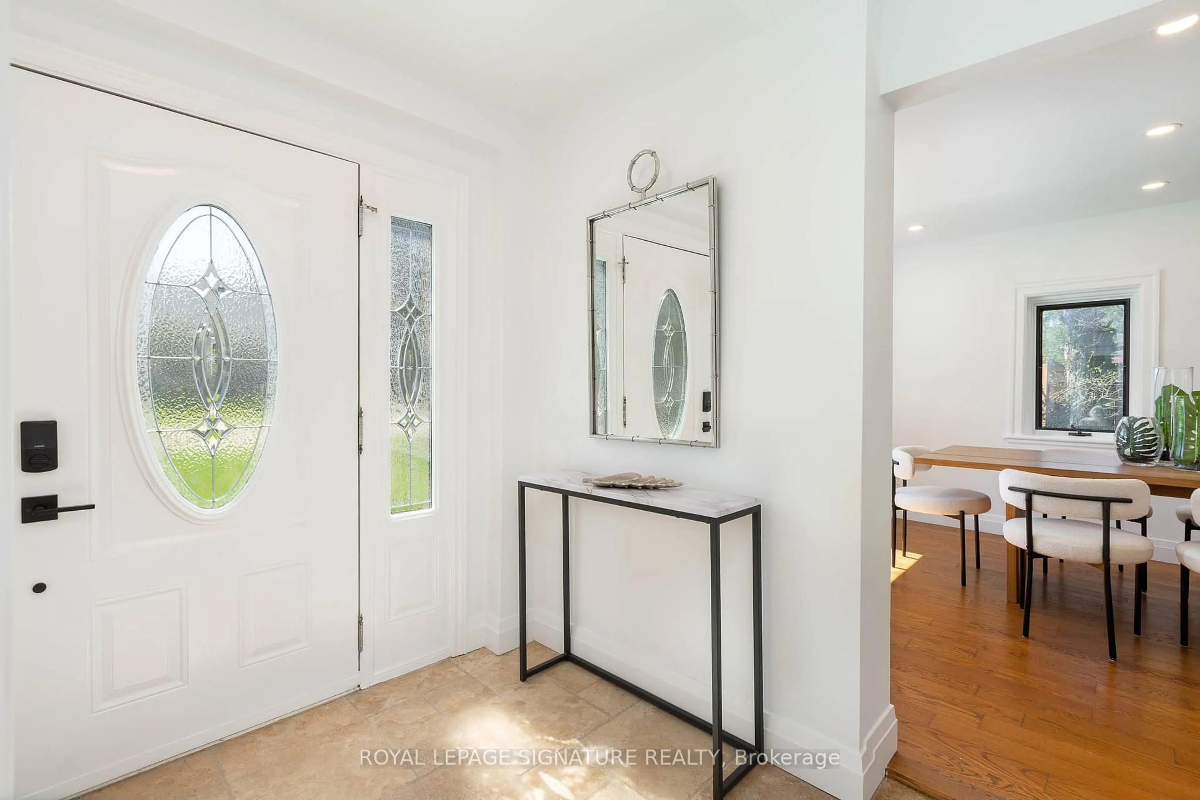 Indoor entryway for 1969 Balsam Ave, Mississauga Ontario L5J 1L3