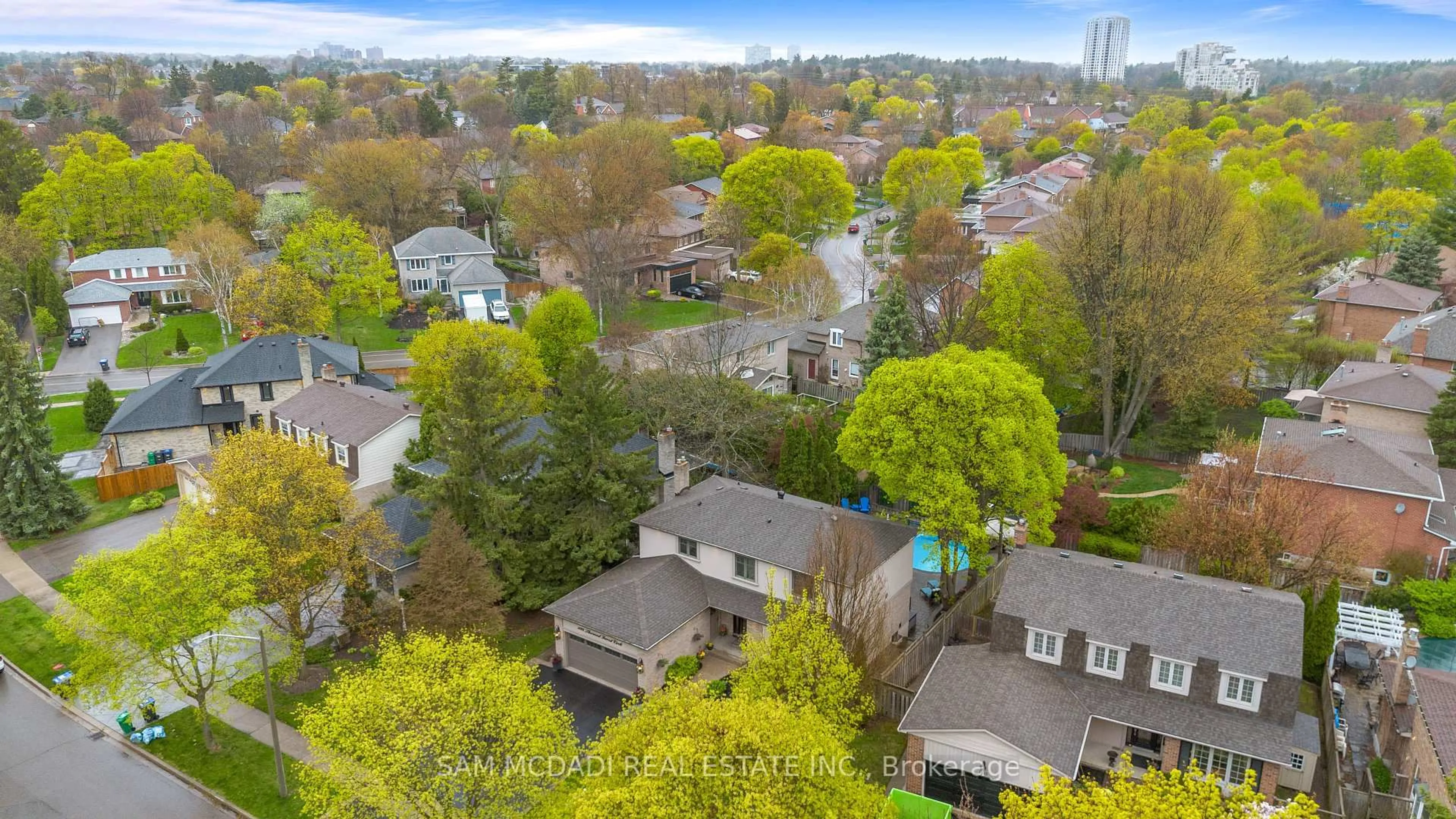 A pic from outside/outdoor area/front of a property/back of a property/a pic from drone, city buildings view from balcony for 1895 Sherwood Forrest Circ, Mississauga Ontario L5K 2E6