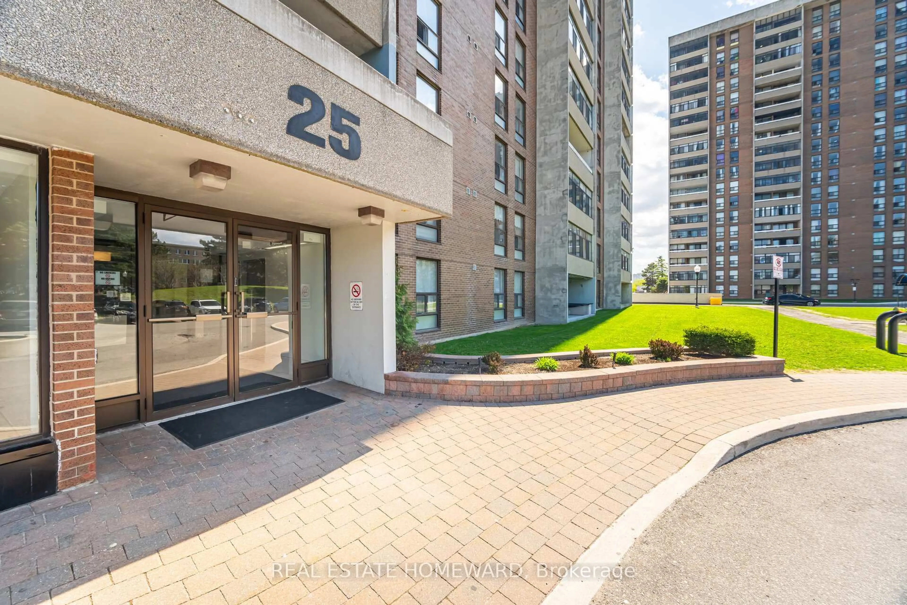 Indoor foyer for 25 Kensington Rd #709, Brampton Ontario L6T 3W8
