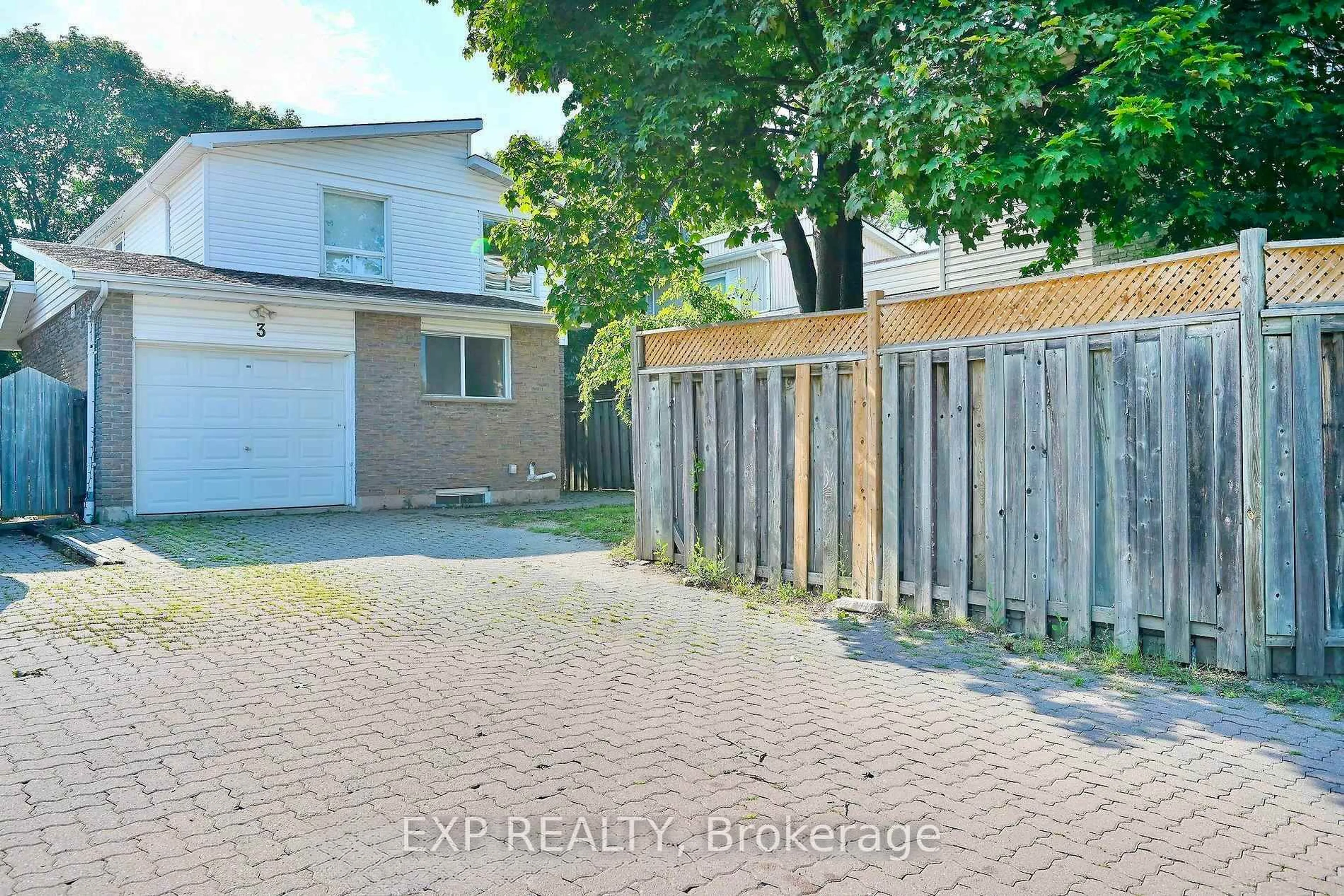 A pic from outside/outdoor area/front of a property/back of a property/a pic from drone, street for 3 Moonstream Crt #3, Mississauga Ontario L5N 2P8