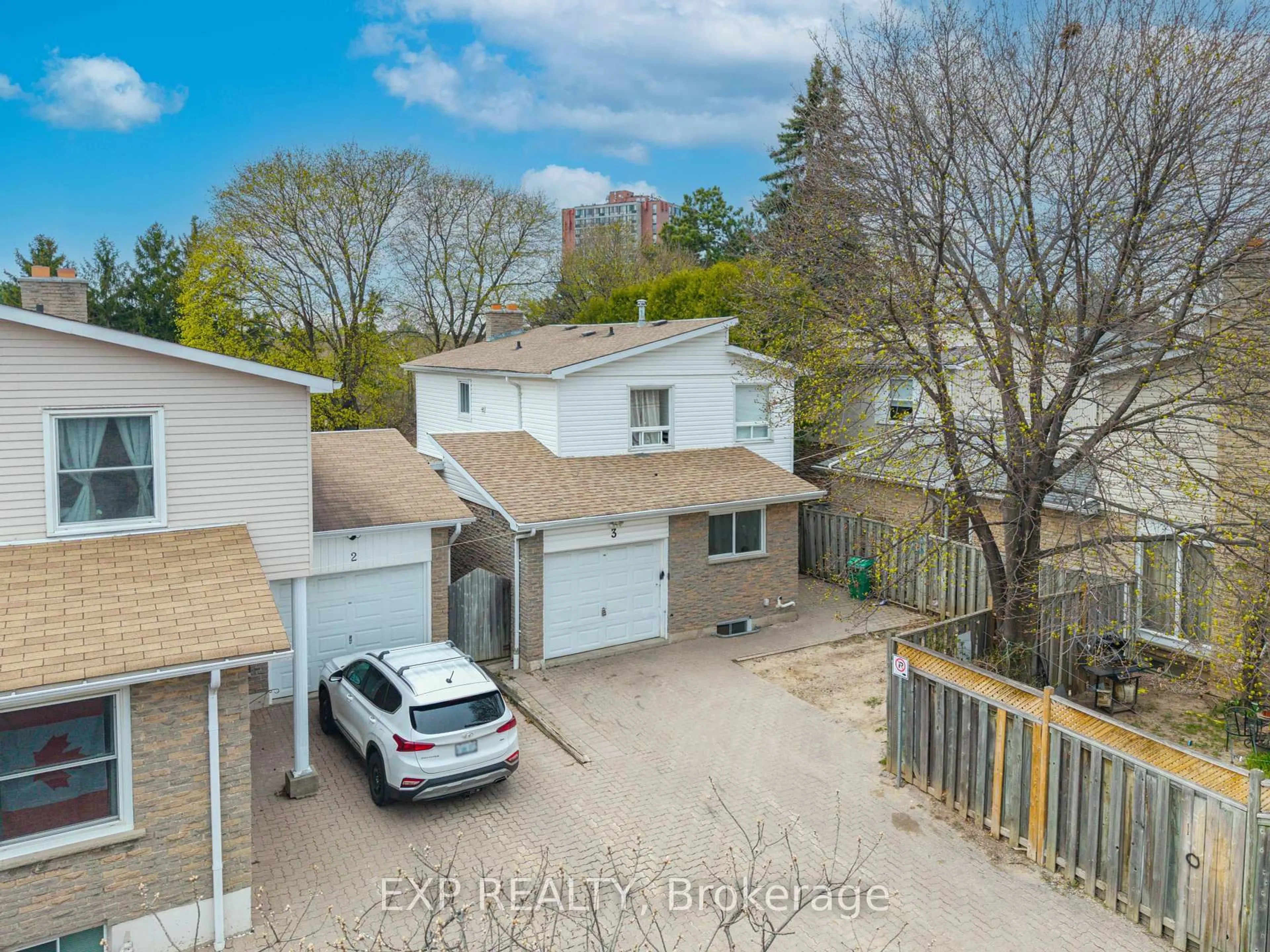 A pic from outside/outdoor area/front of a property/back of a property/a pic from drone, street for 3 Moonstream Crt #3, Mississauga Ontario L5N 2P8