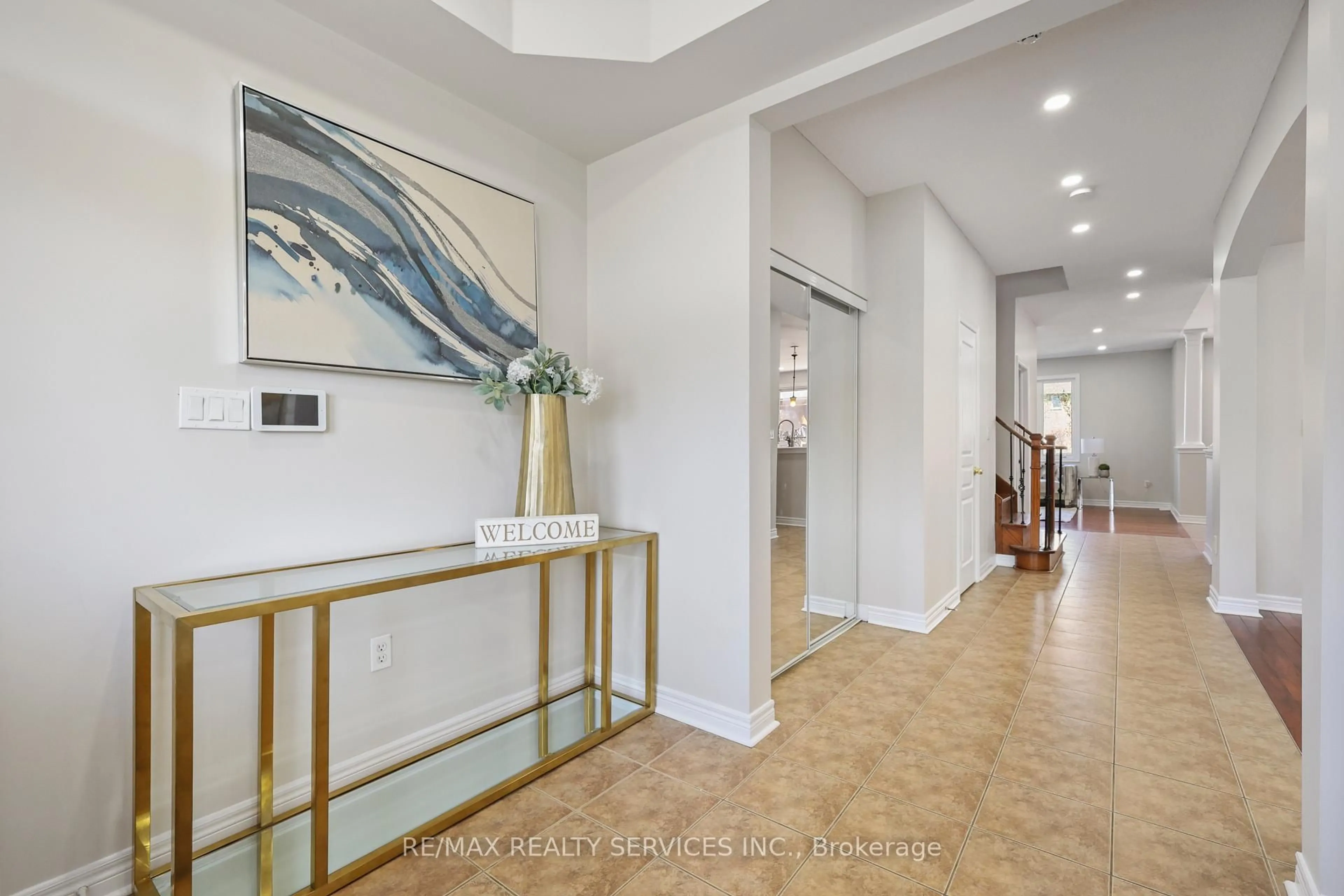Indoor foyer for 33 Leparc Rd, Brampton Ontario L6P 2W9