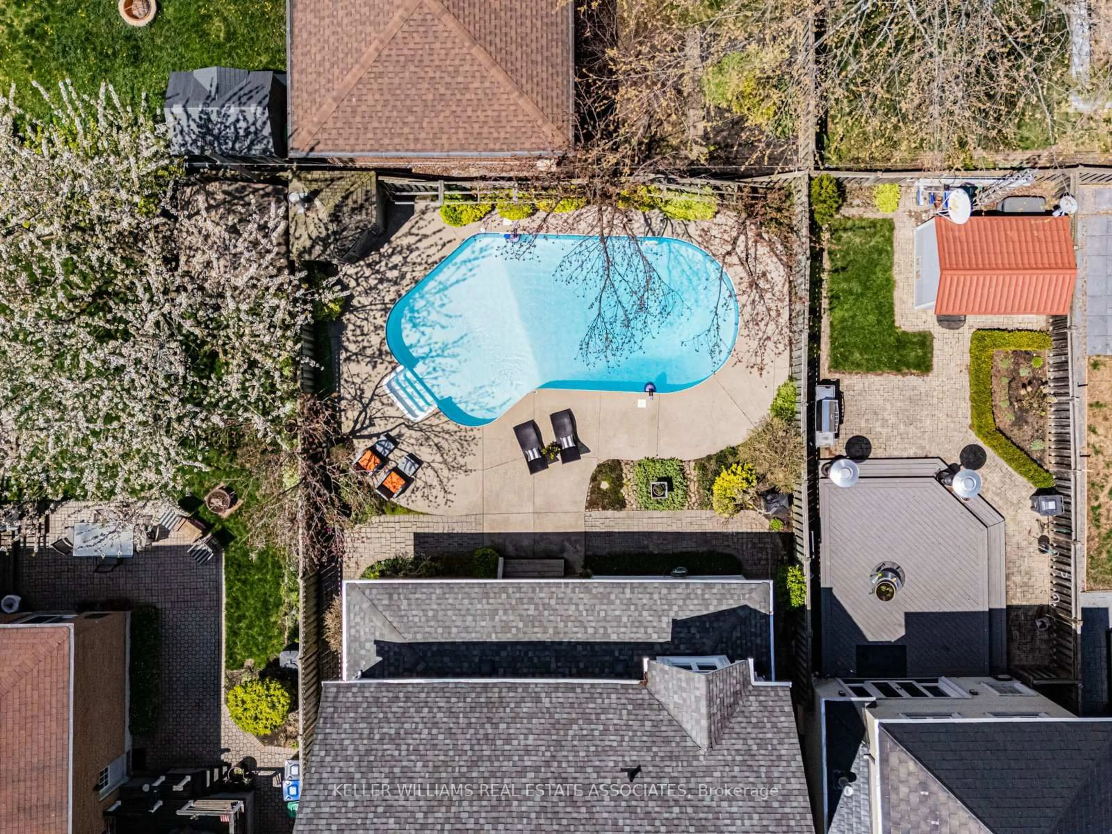 A pic from outside/outdoor area/front of a property/back of a property/a pic from drone, water/lake/river/ocean view for 599 Lakeside Ave, Mississauga Ontario L5G 1N7