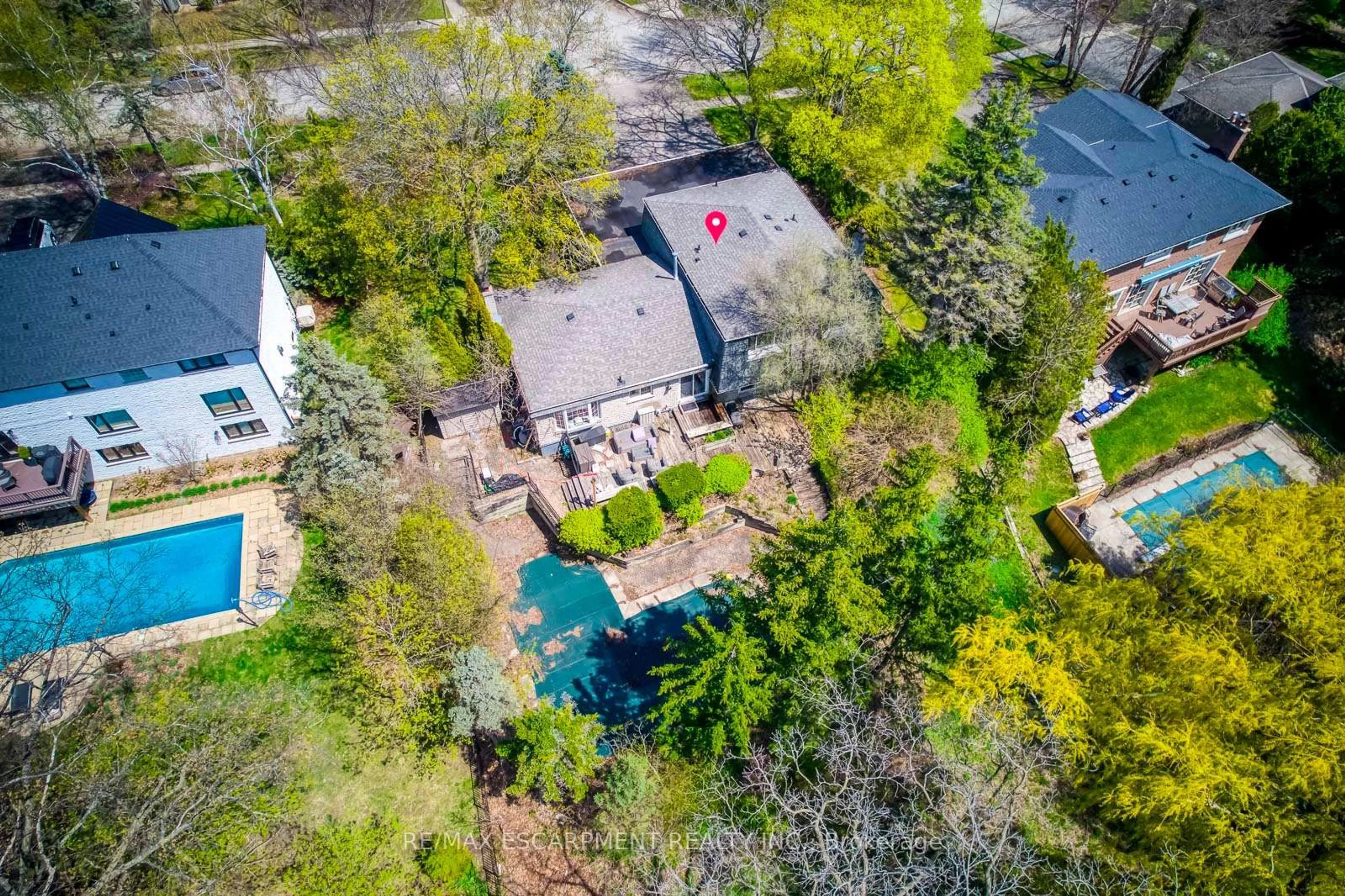 A pic from outside/outdoor area/front of a property/back of a property/a pic from drone, street for 170 Cavendish Crt, Oakville Ontario L6J 5S2