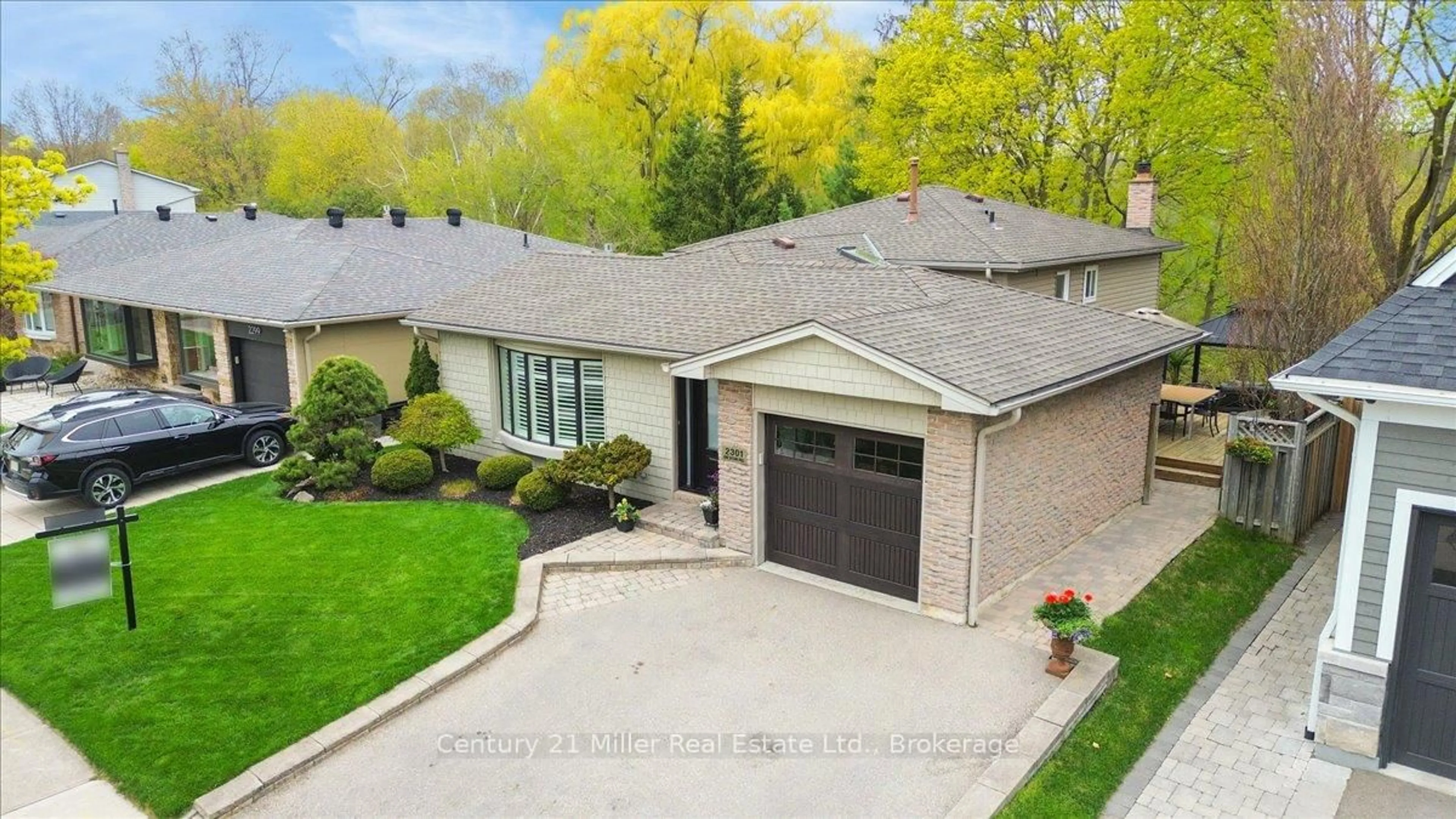 A pic from outside/outdoor area/front of a property/back of a property/a pic from drone, street for 2301 Devon Rd, Oakville Ontario L6J 5R2