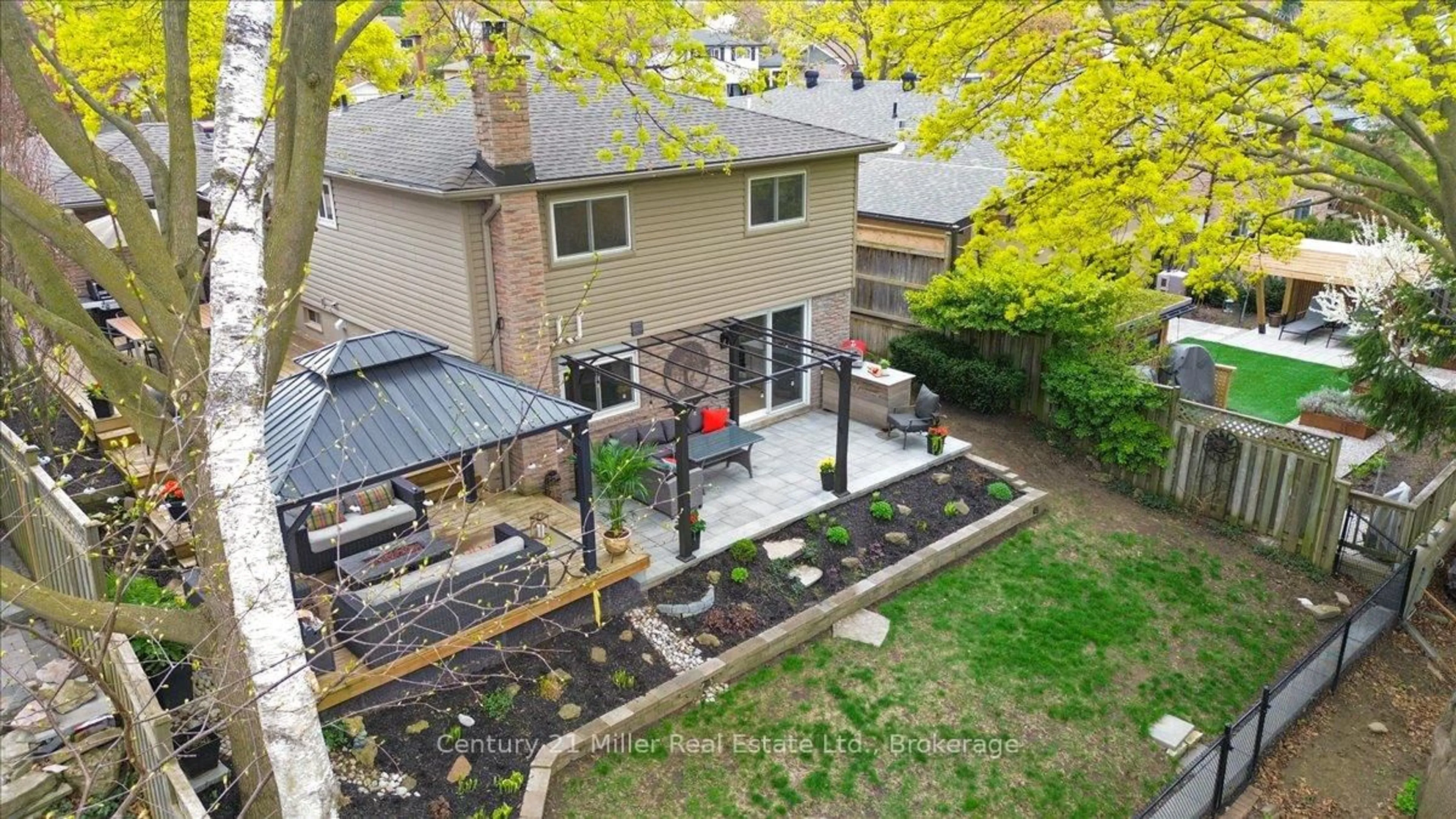 A pic from outside/outdoor area/front of a property/back of a property/a pic from drone, street for 2301 Devon Rd, Oakville Ontario L6J 5R2