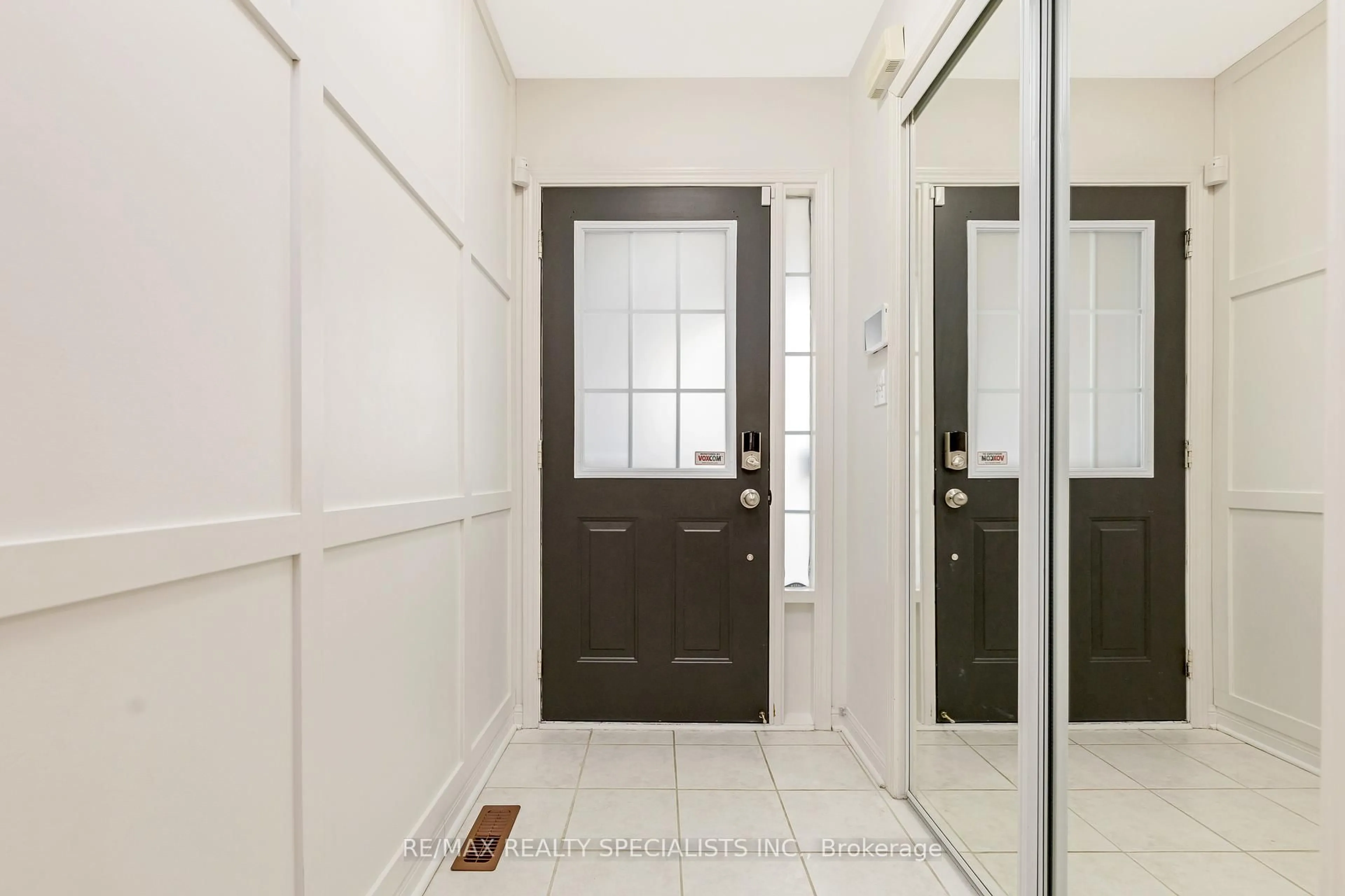 Indoor entryway for 646 Edwards Ave, Milton Ontario L9T 6B2