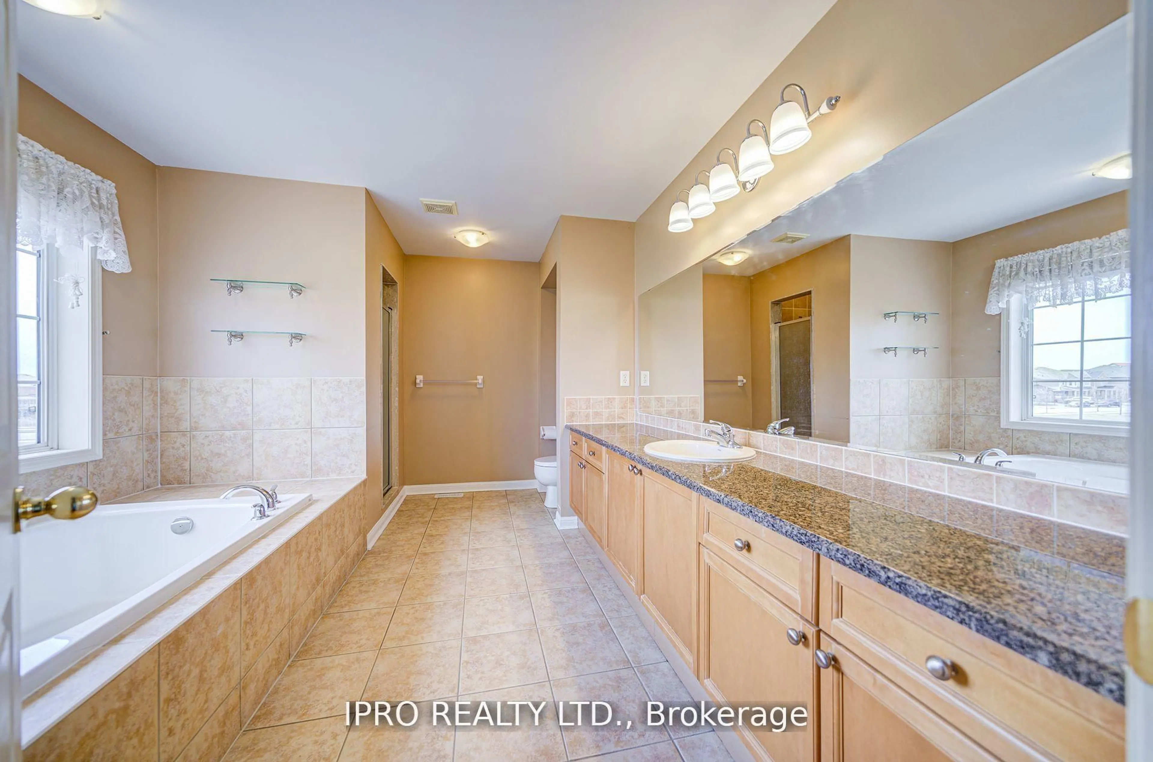 Contemporary bathroom, ceramic/tile floor for 7 Bonavista Dr, Brampton Ontario L6X 0N2