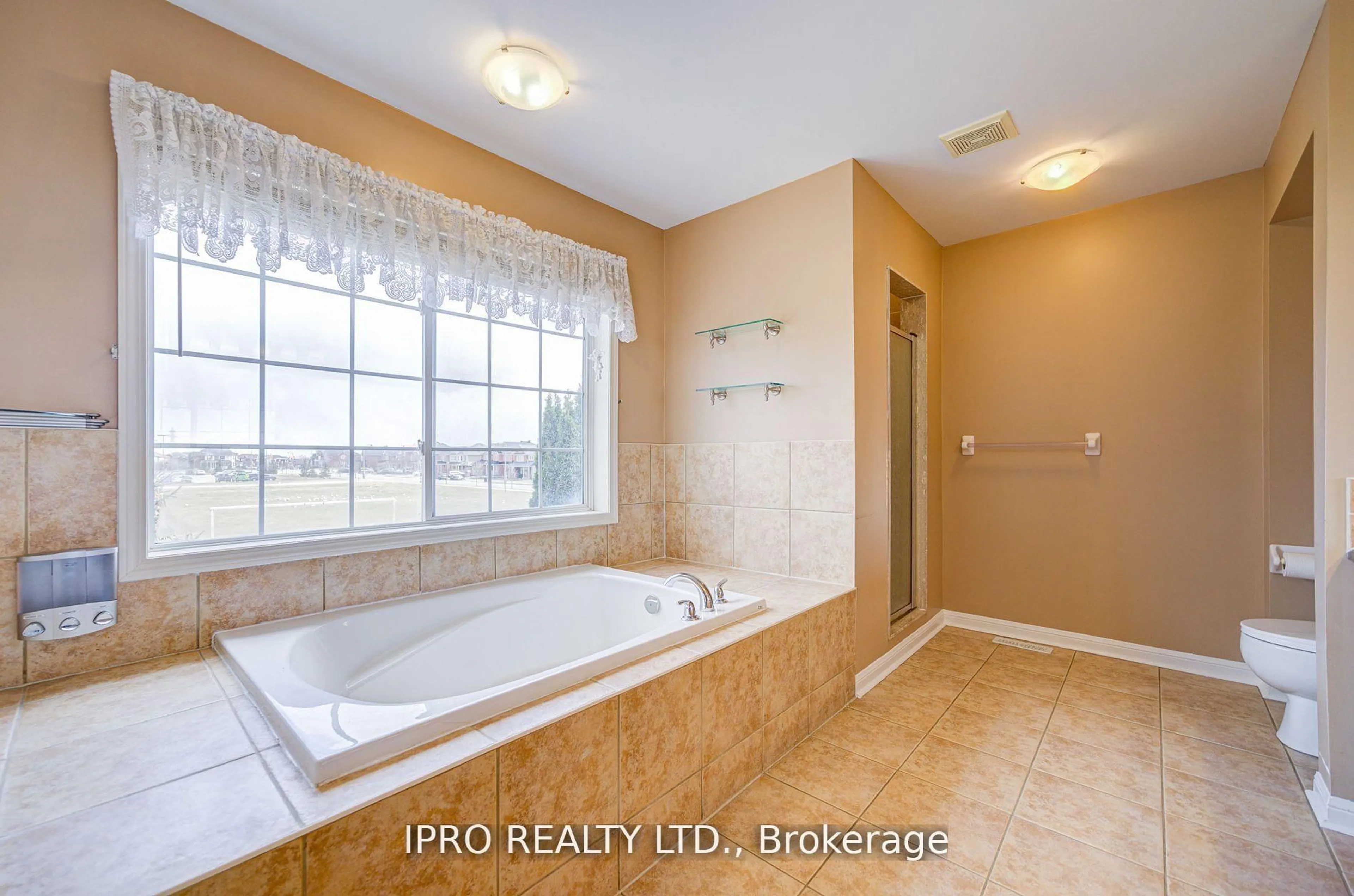 Contemporary bathroom, ceramic/tile floor for 7 Bonavista Dr, Brampton Ontario L6X 0N2