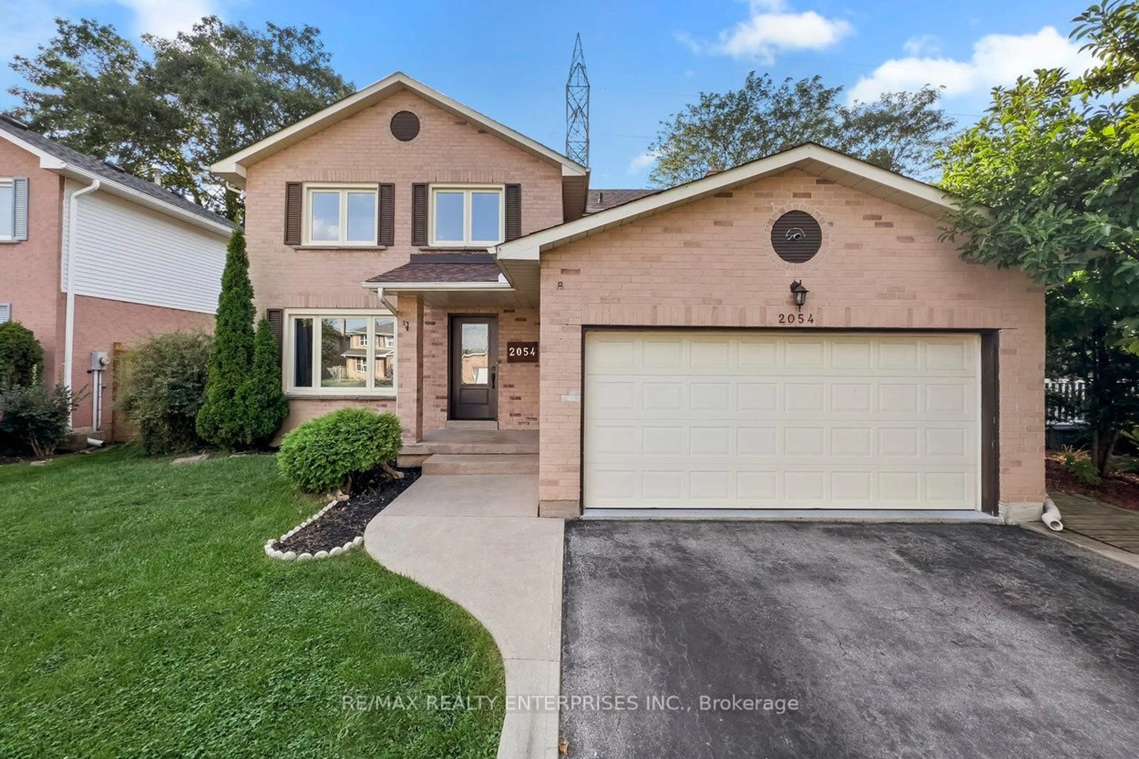 Home with brick exterior material, street for 2054 Hunters Wood Dr, Burlington Ontario L7M 2V1