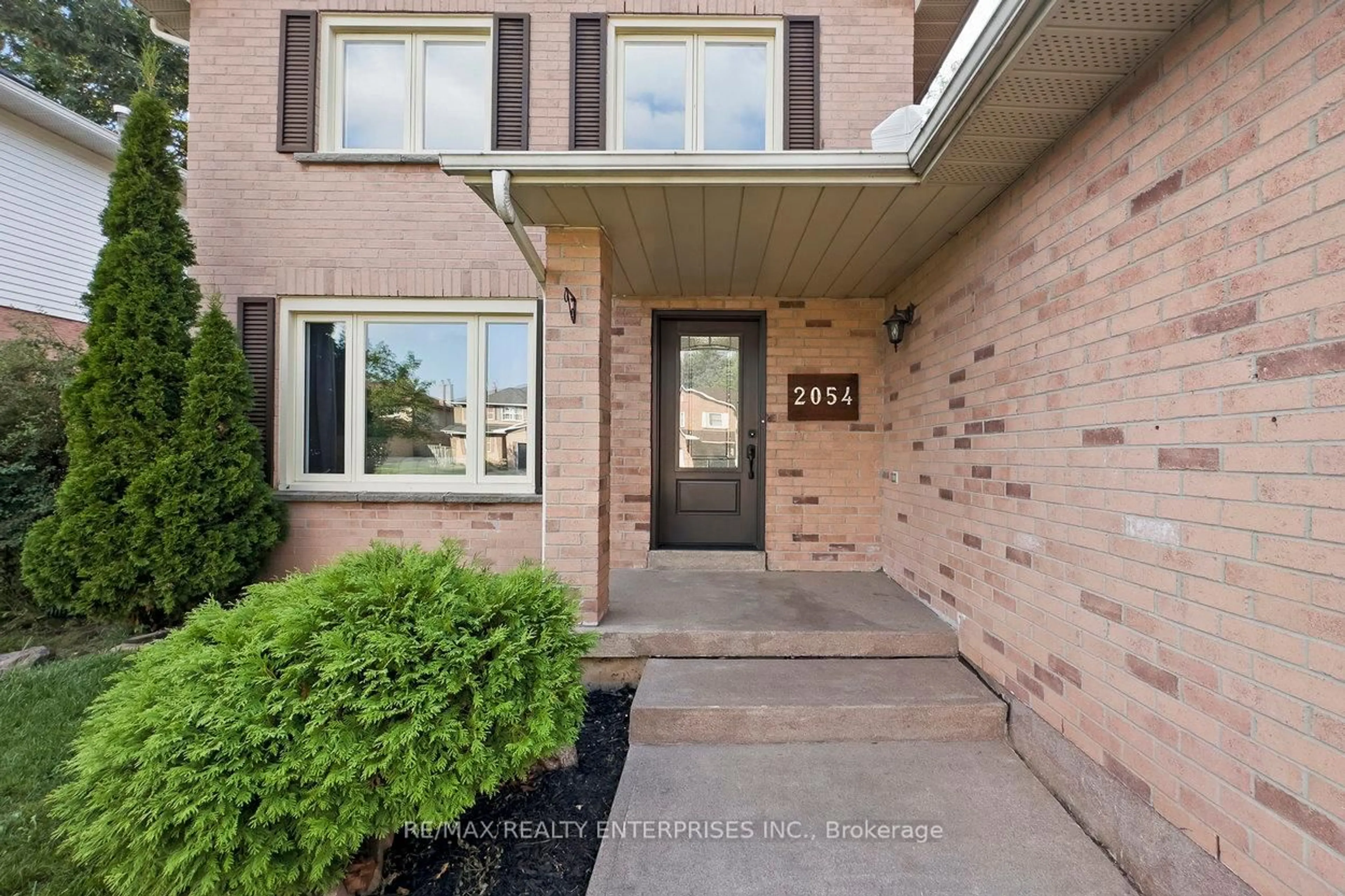 Home with brick exterior material, street for 2054 Hunters Wood Dr, Burlington Ontario L7M 2V1