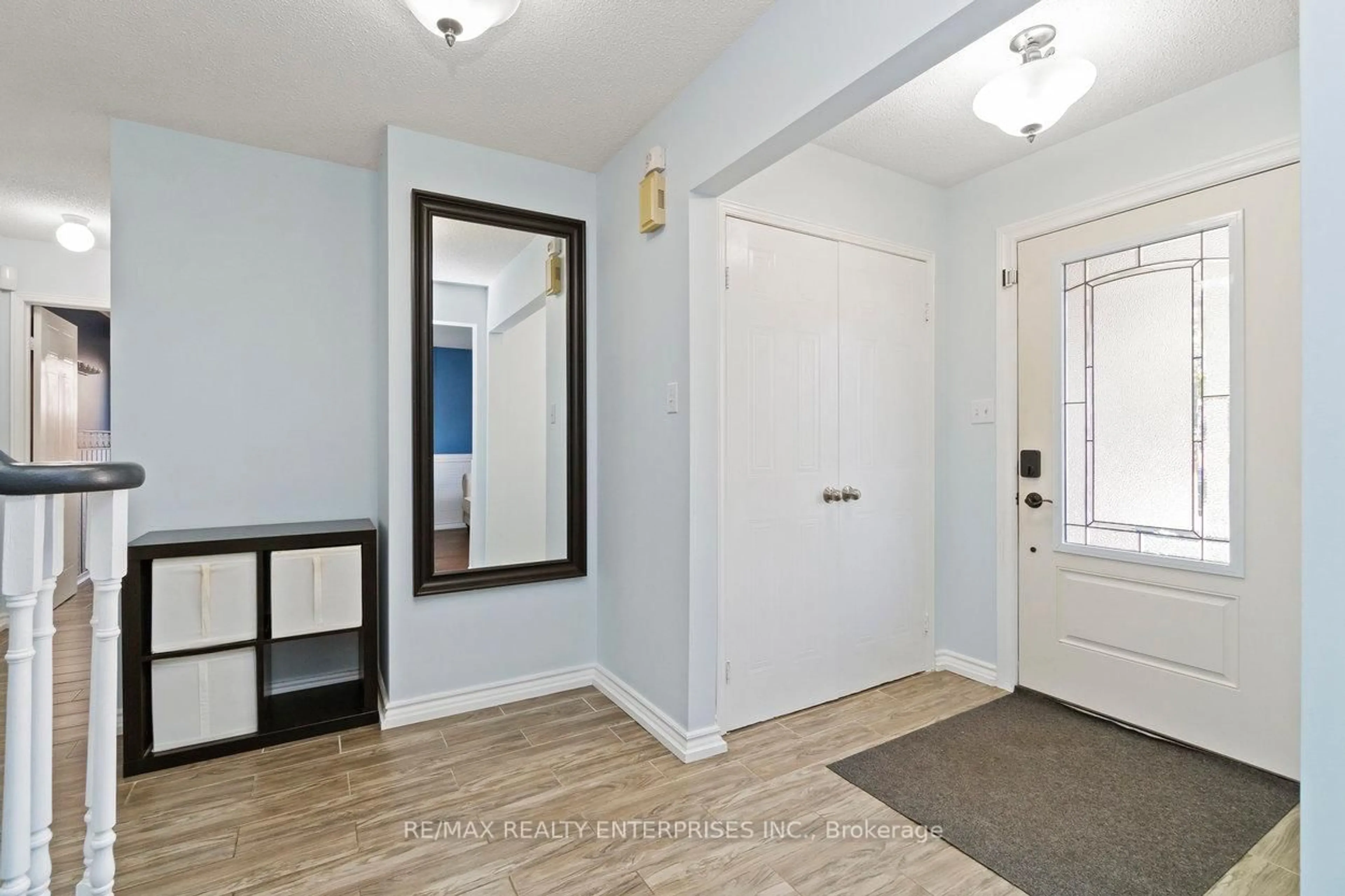 Indoor entryway for 2054 Hunters Wood Dr, Burlington Ontario L7M 2V1