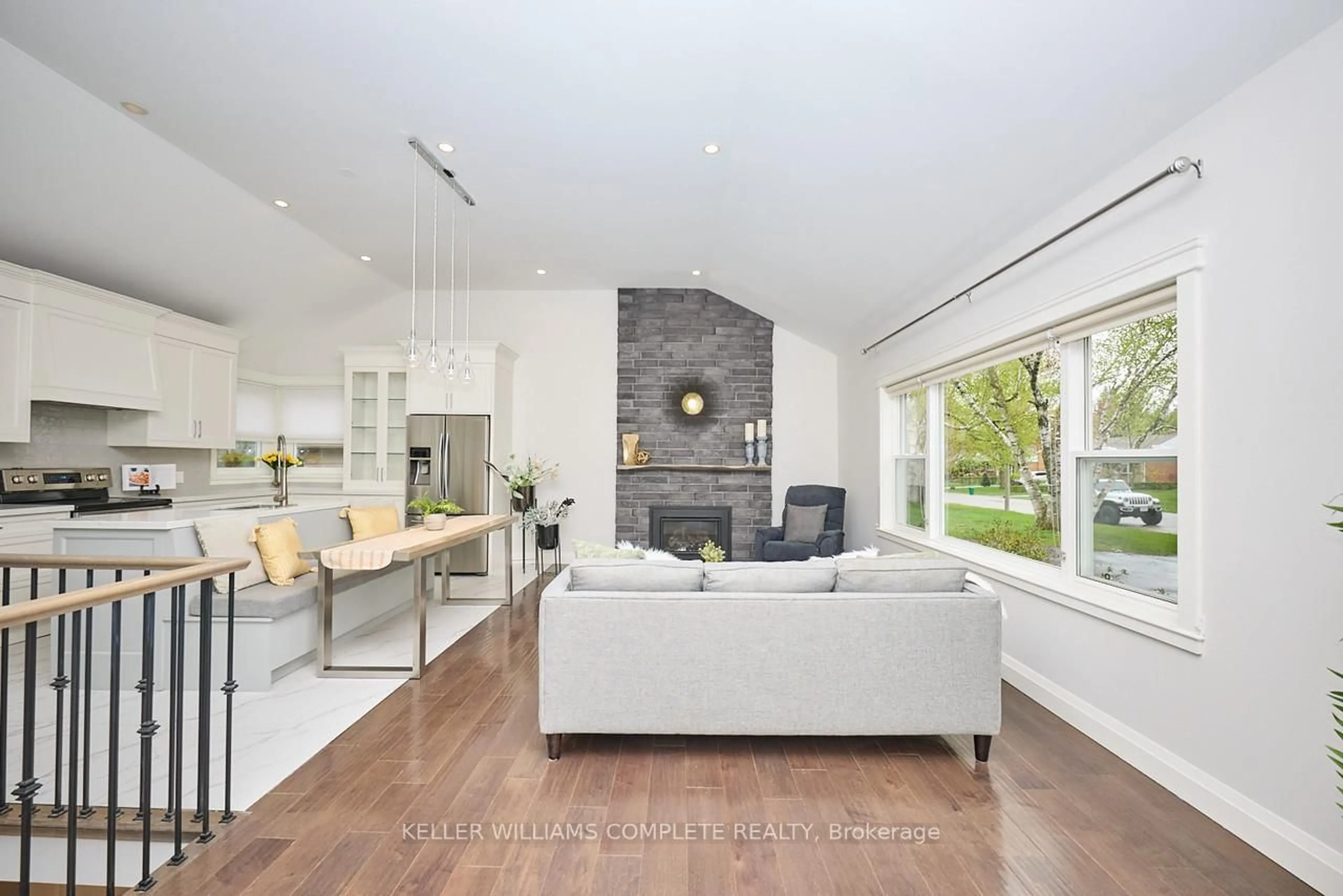Living room with furniture, unknown for 965 KINGSWAY Dr, Burlington Ontario L7T 3J1