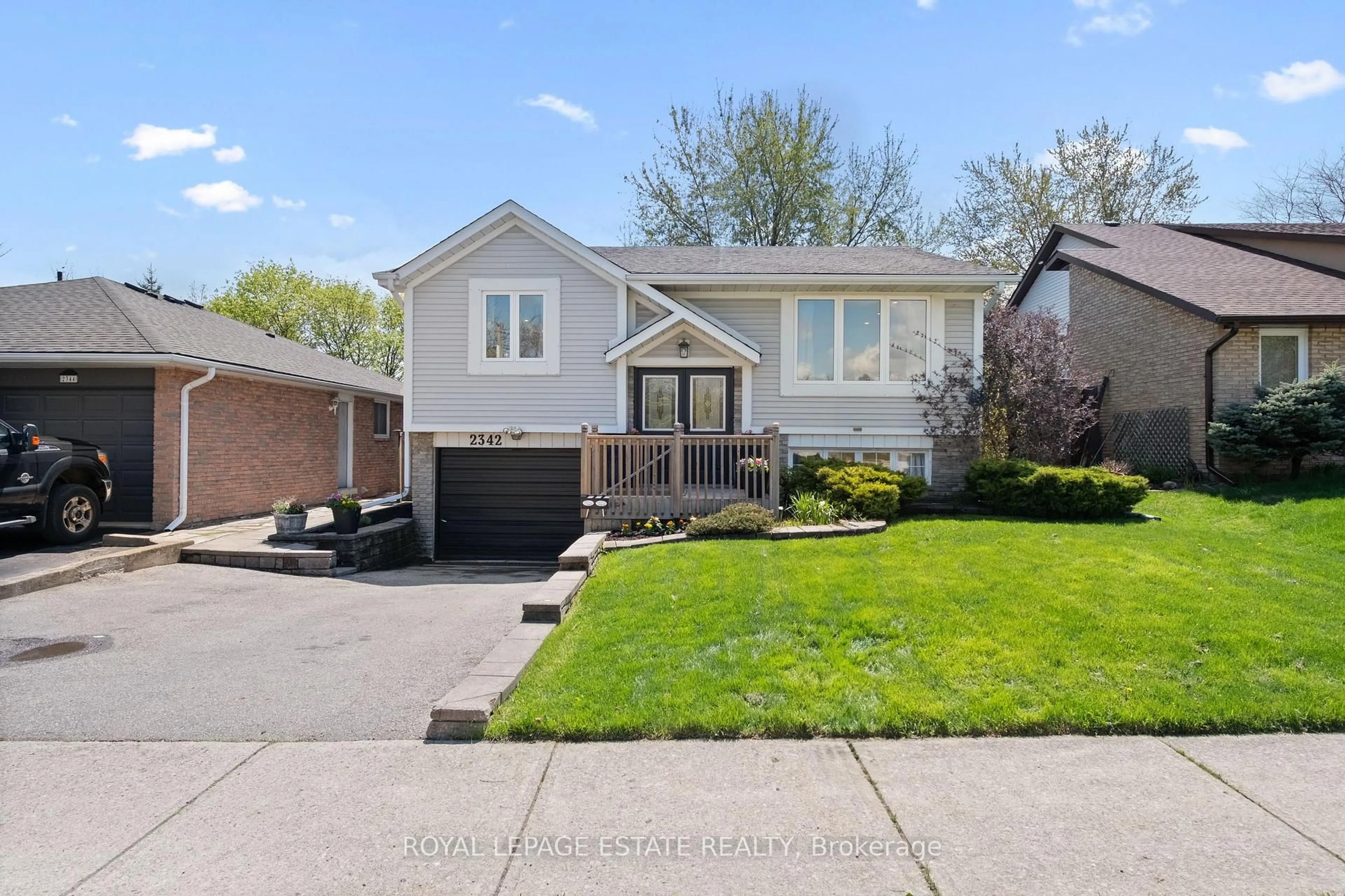 Home with vinyl exterior material, street for 2342 Arnold Cres, Burlington Ontario L7P 4G3