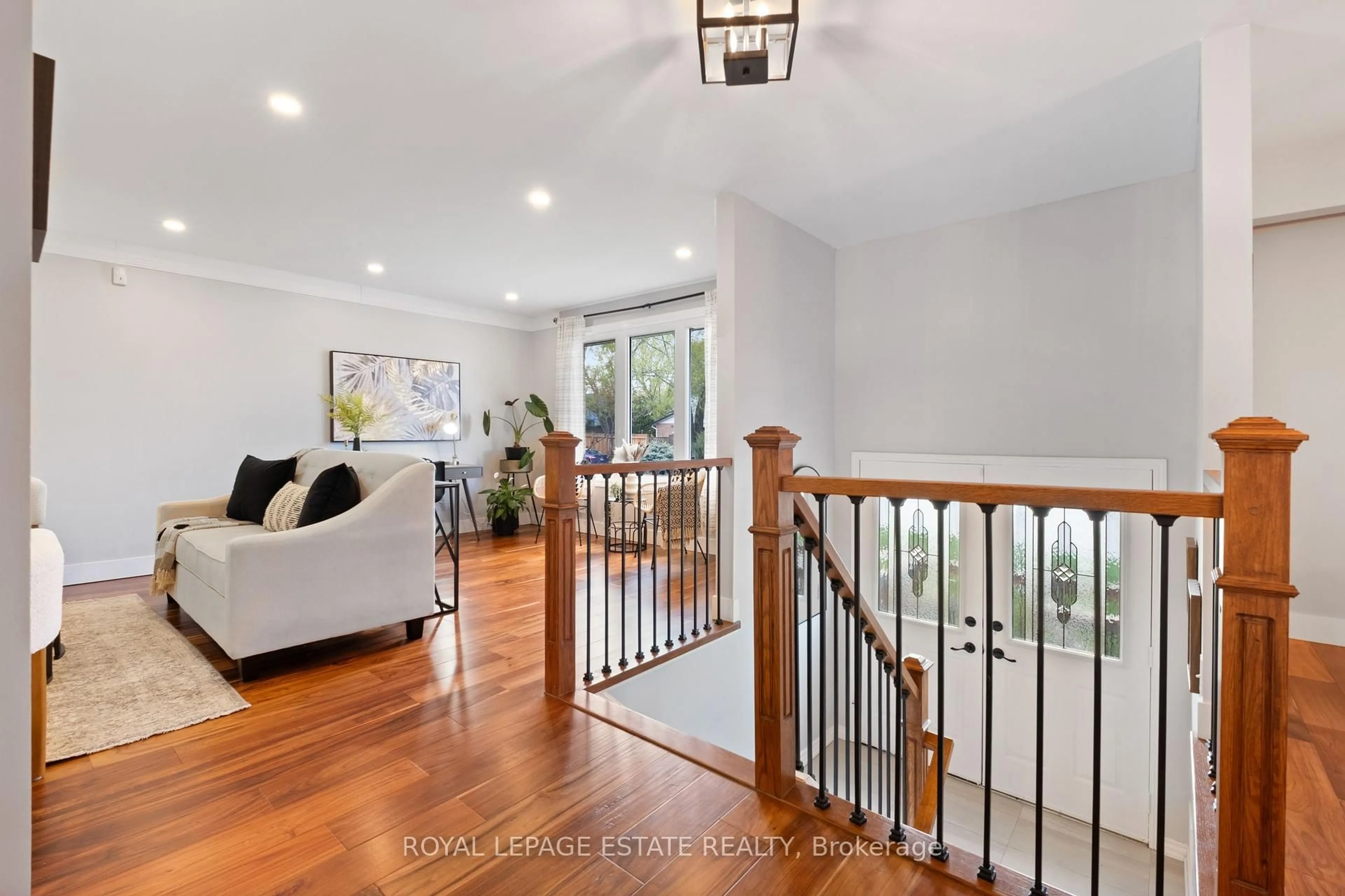 Indoor entryway for 2342 Arnold Cres, Burlington Ontario L7P 4G3
