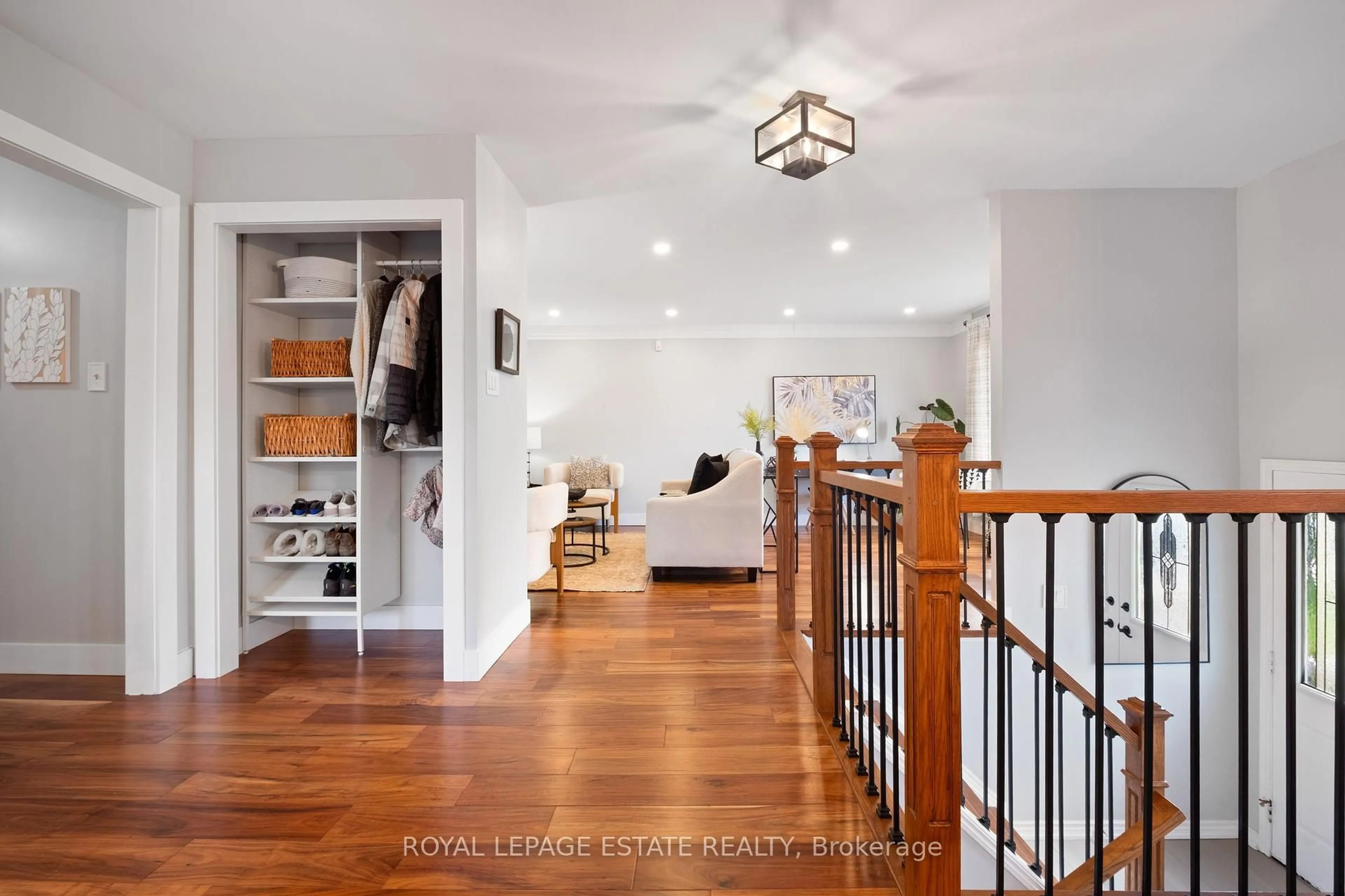 Indoor entryway for 2342 Arnold Cres, Burlington Ontario L7P 4G3