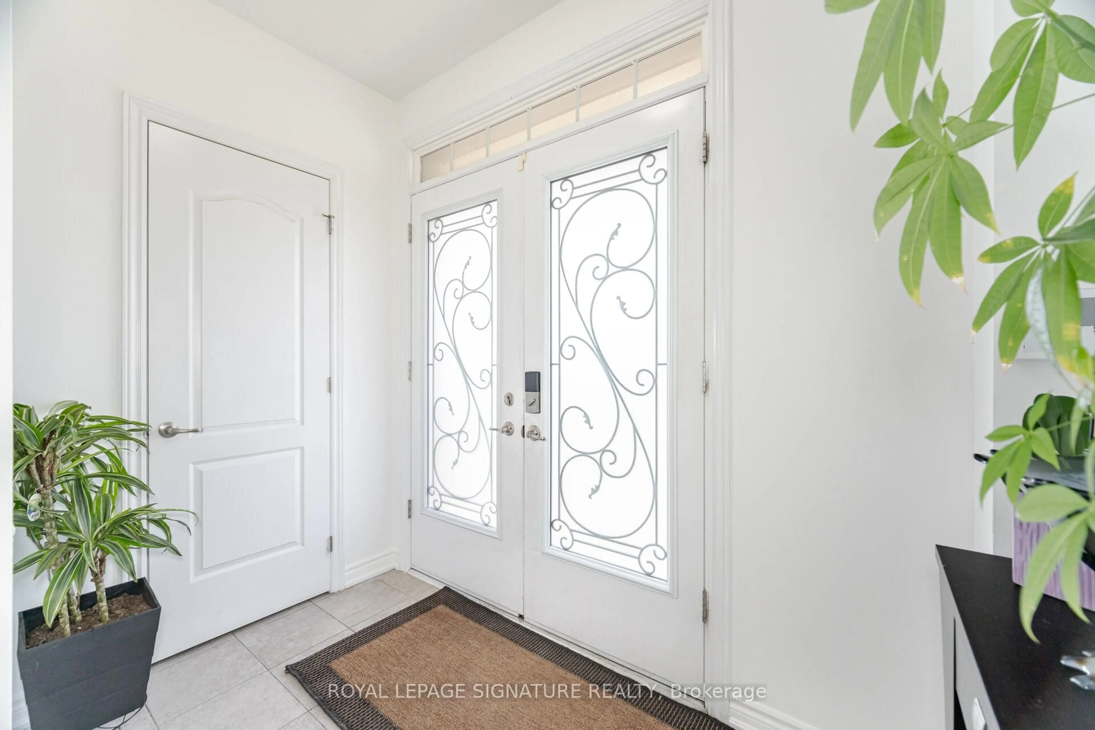 Indoor entryway for 481 Brisdale Dr, Brampton Ontario L7A 0G4