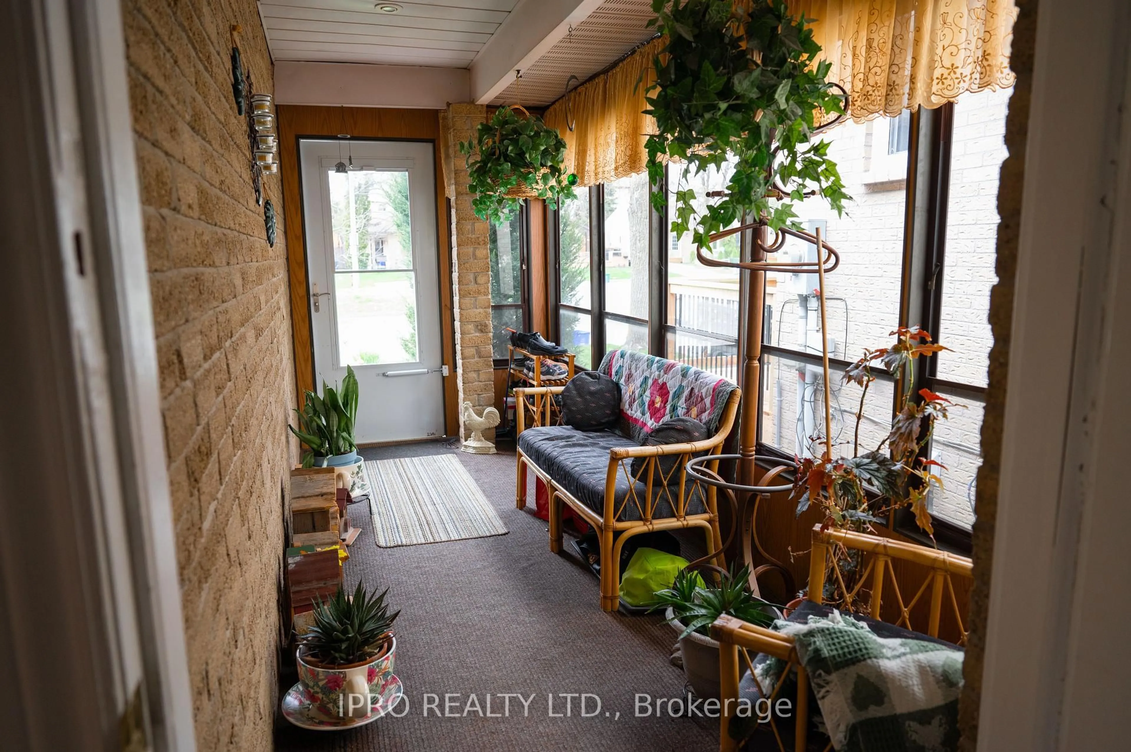 Indoor entryway for 15 Andrew St, Orangeville Ontario L9W 4E5