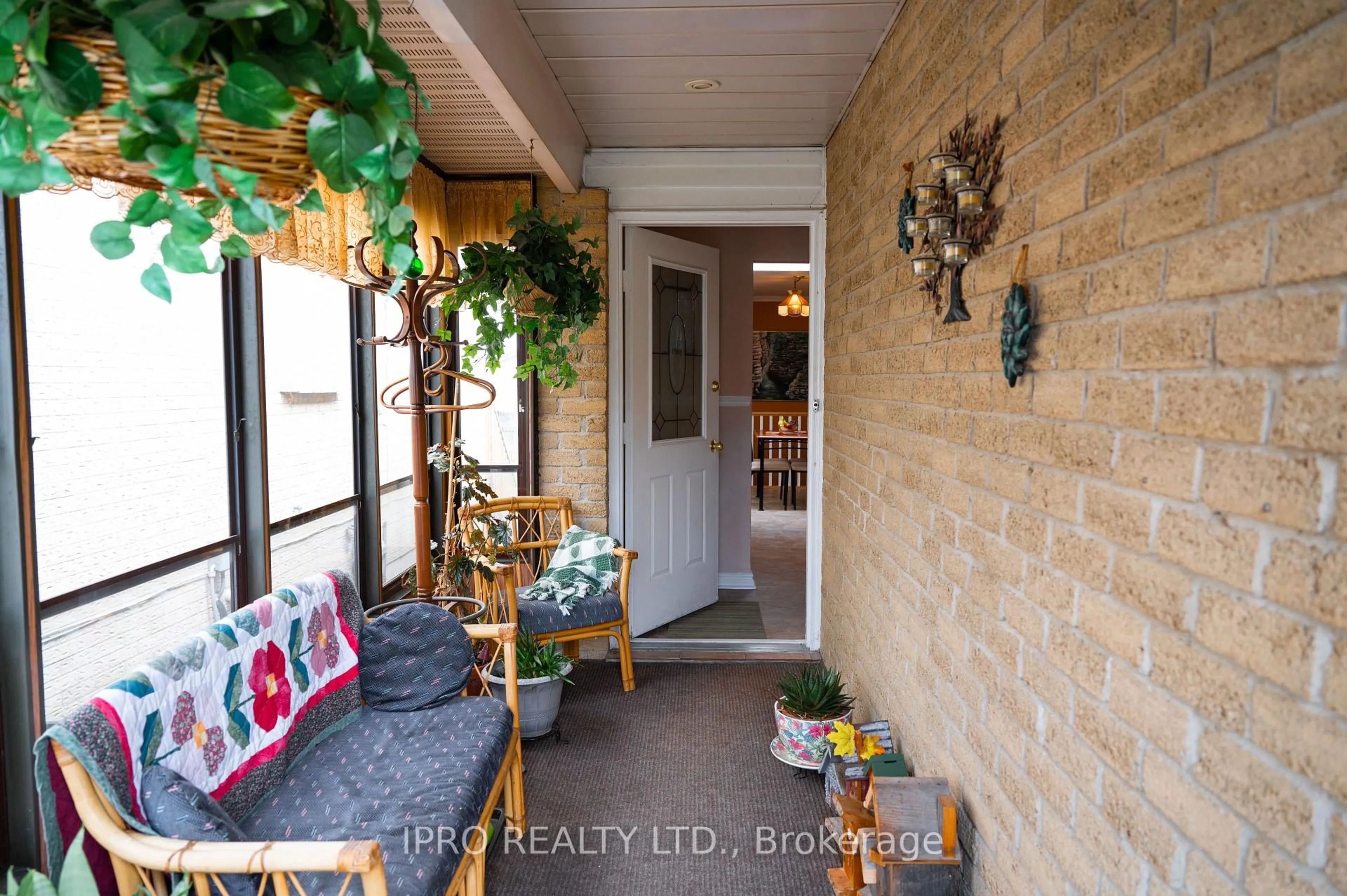 Indoor entryway for 15 Andrew St, Orangeville Ontario L9W 4E5