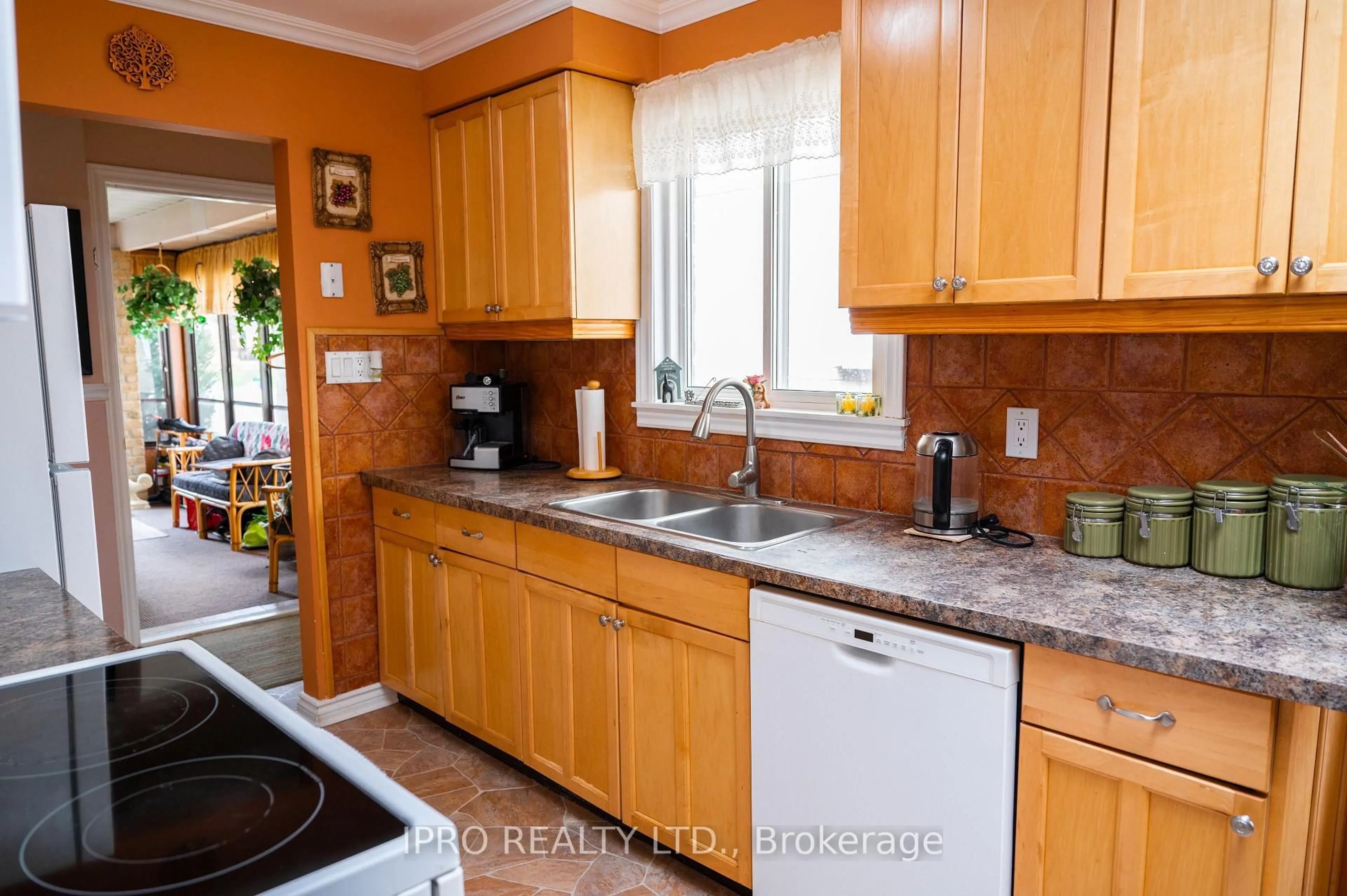 Standard kitchen, ceramic/tile floor for 15 Andrew St, Orangeville Ontario L9W 4E5