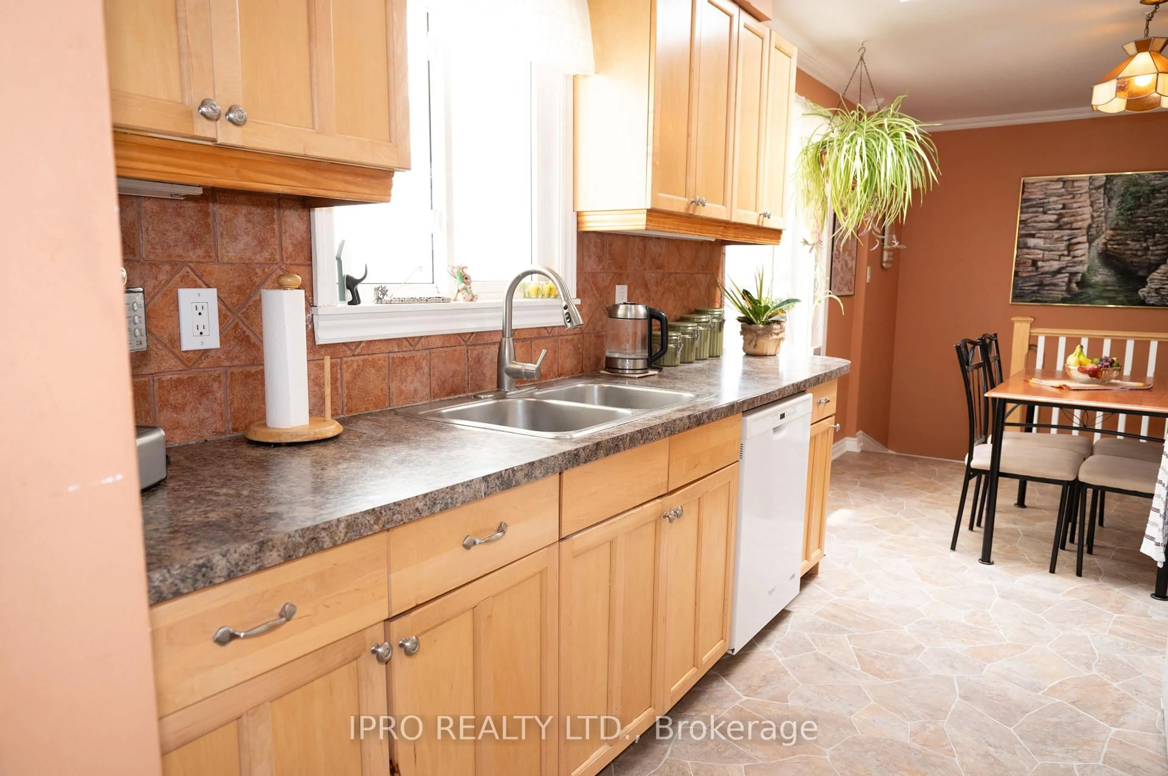 Standard kitchen, ceramic/tile floor for 15 Andrew St, Orangeville Ontario L9W 4E5