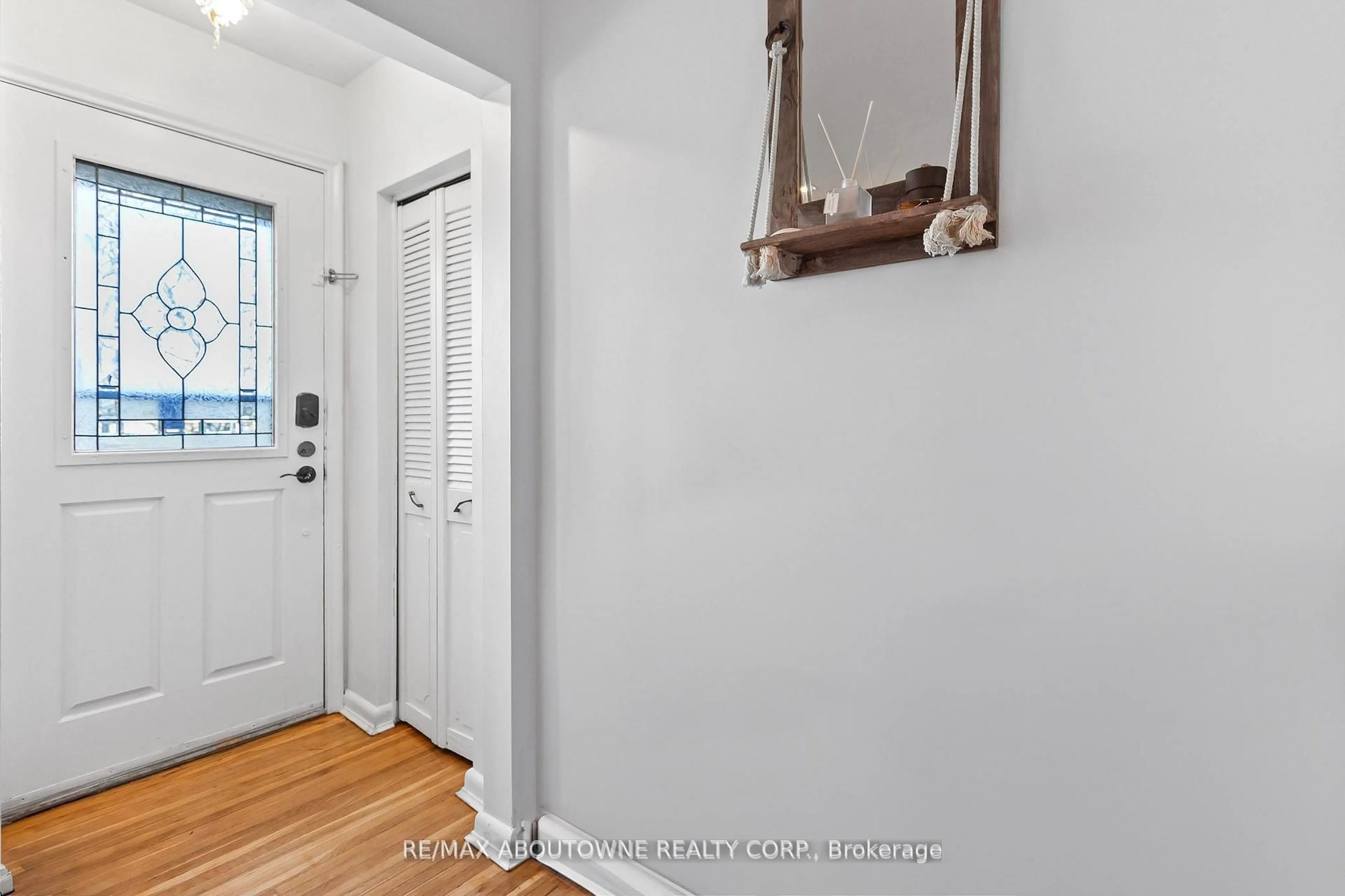 Indoor entryway for 550 Fourth Line, Oakville Ontario L6L 5A7