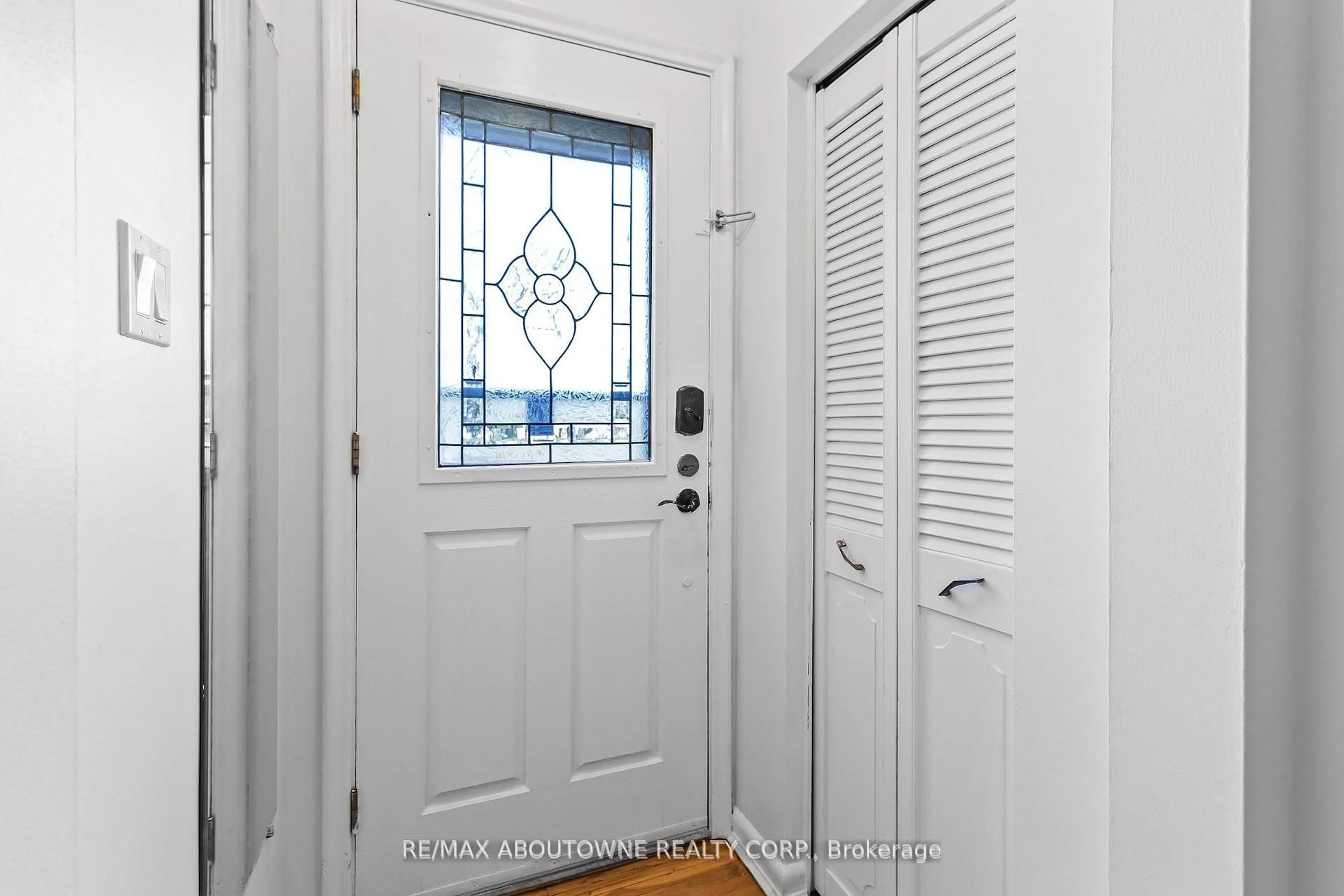 Indoor entryway for 550 Fourth Line, Oakville Ontario L6L 5A7