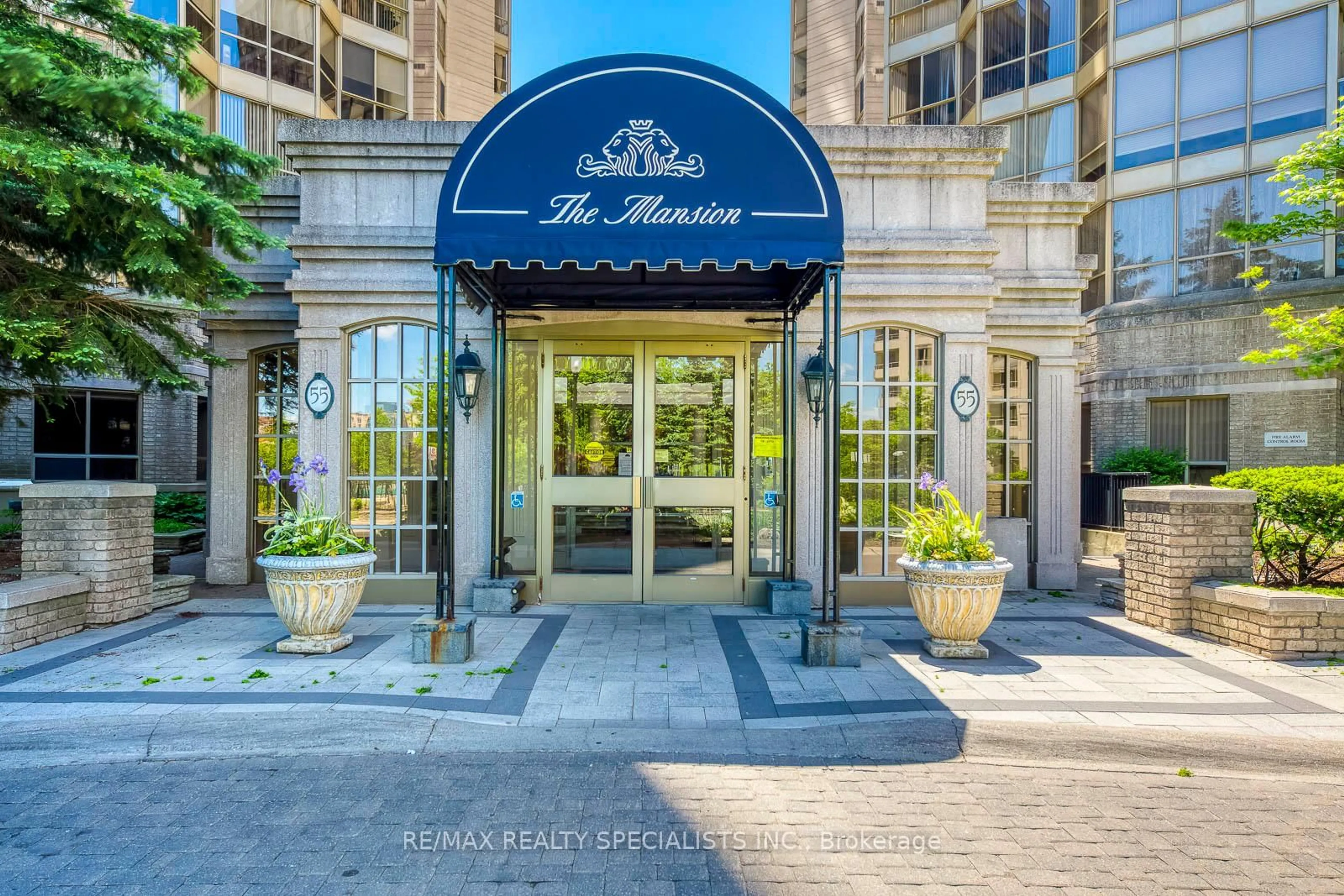 Indoor foyer for 55 Kingsbridge Garden Circ #PH1, Mississauga Ontario L5R 1Y1