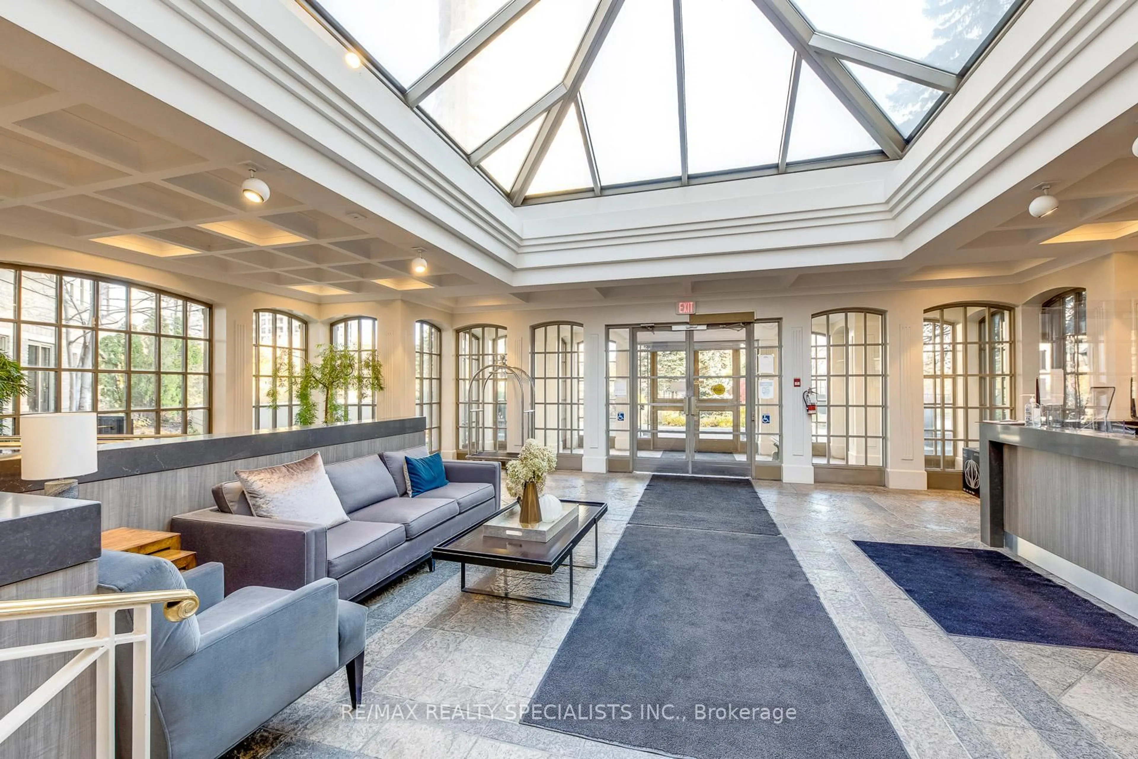 Indoor foyer for 55 Kingsbridge Garden Circ #PH1, Mississauga Ontario L5R 1Y1