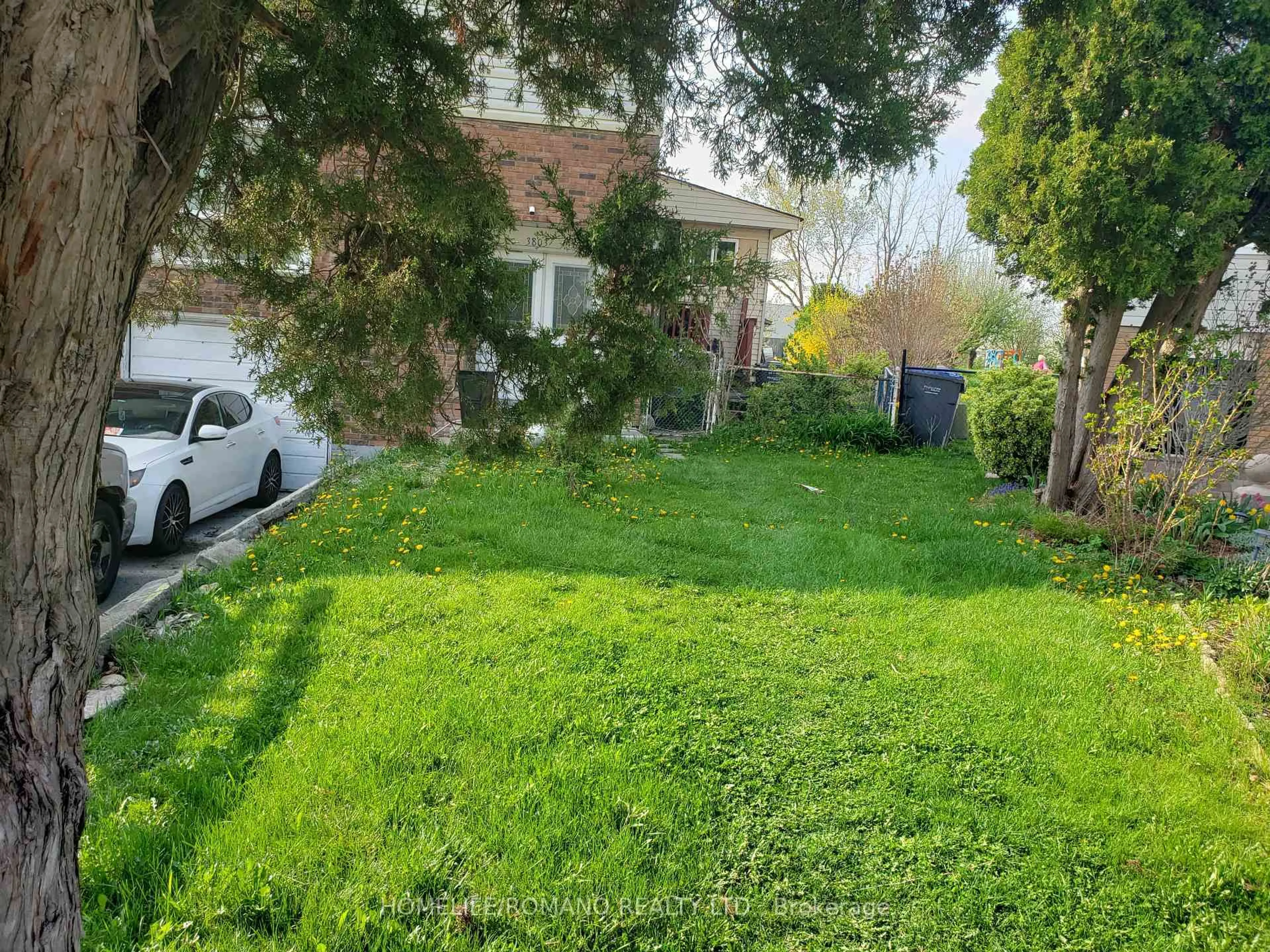 A pic from outside/outdoor area/front of a property/back of a property/a pic from drone, street for 3803 Keenan Cres, Mississauga Ontario L4T 3M1