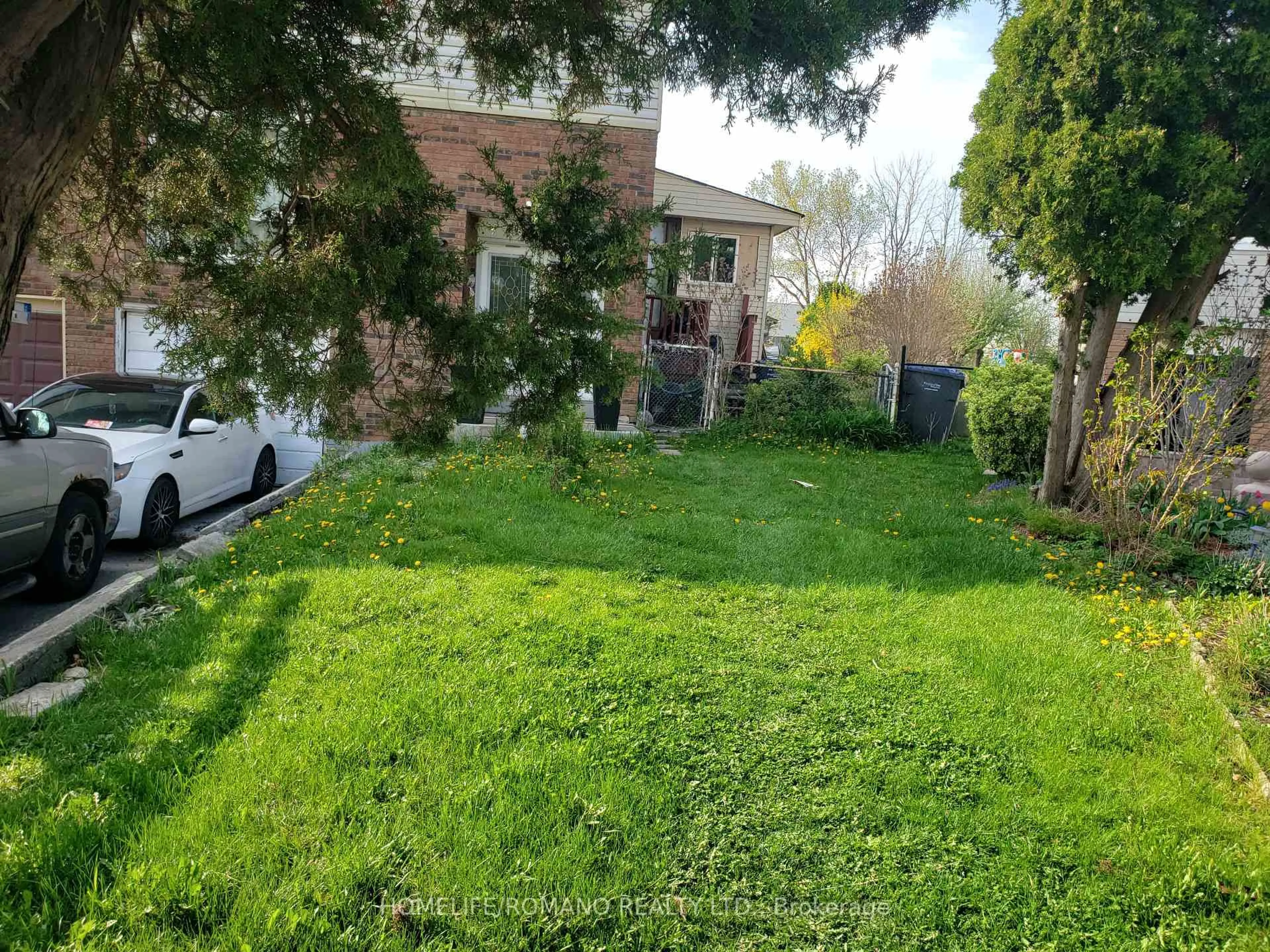 A pic from outside/outdoor area/front of a property/back of a property/a pic from drone, street for 3803 Keenan Cres, Mississauga Ontario L4T 3M1