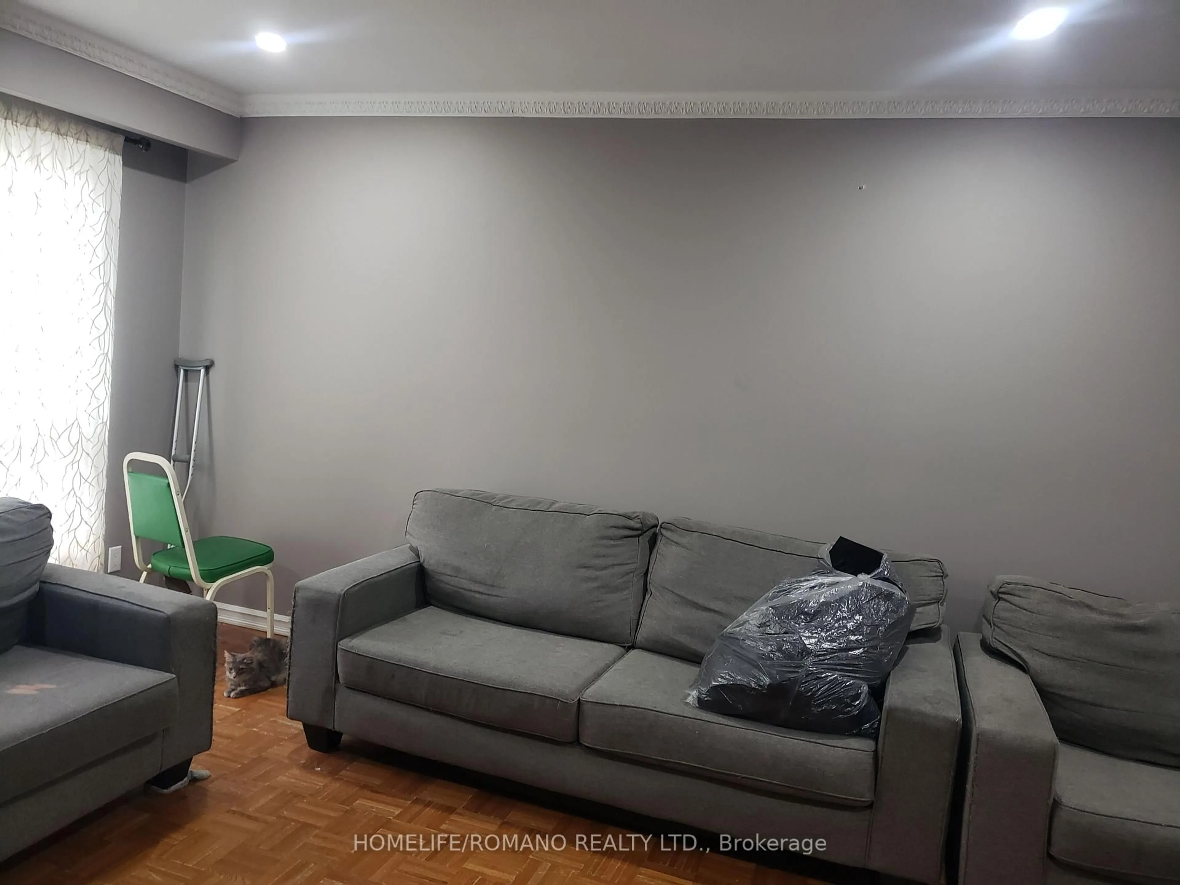 Living room with furniture, unknown for 3803 Keenan Cres, Mississauga Ontario L4T 3M1