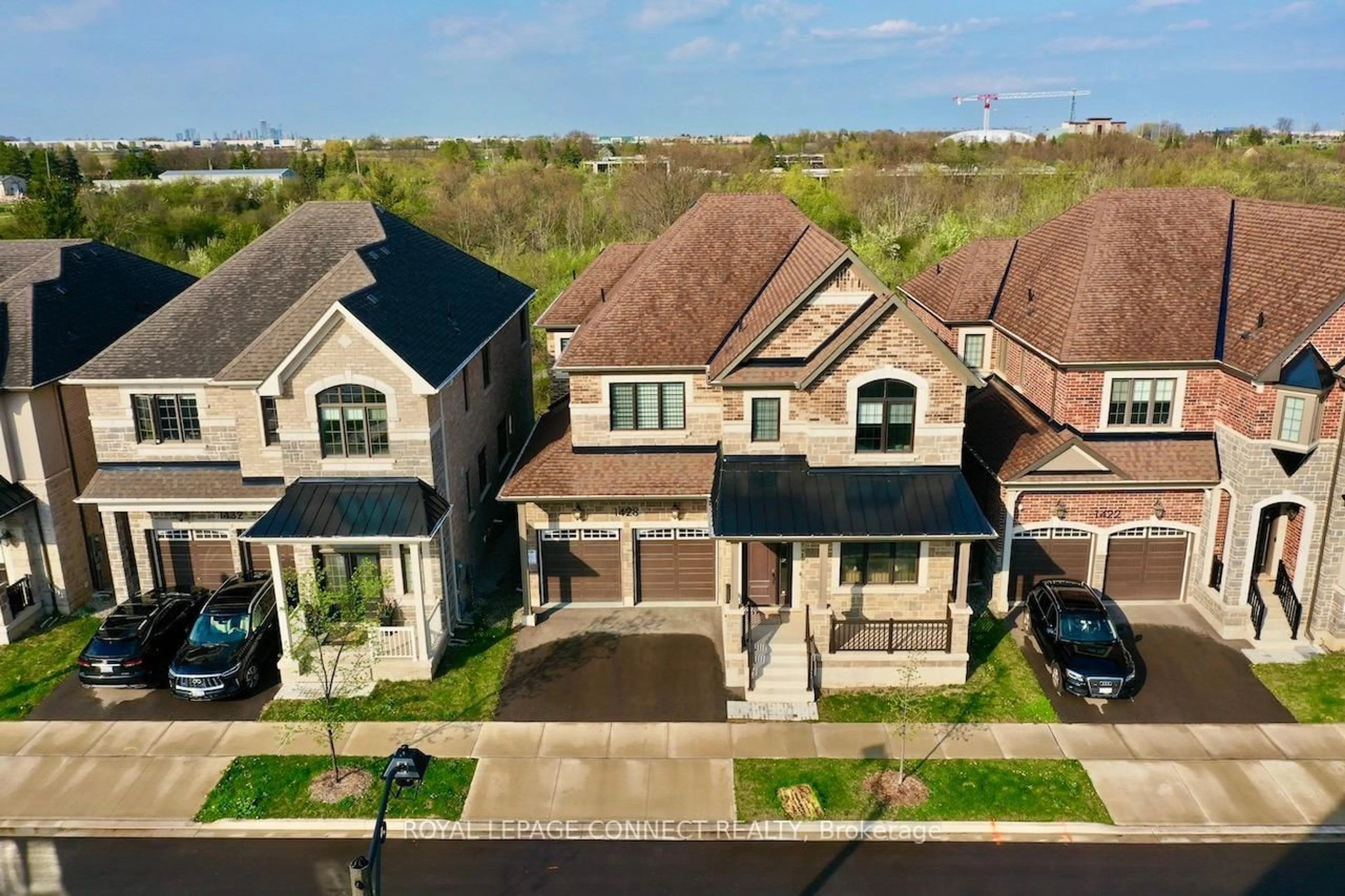 A pic from outside/outdoor area/front of a property/back of a property/a pic from drone, street for 1428 Ford Strathy Cres, Oakville Ontario L6H 3W8