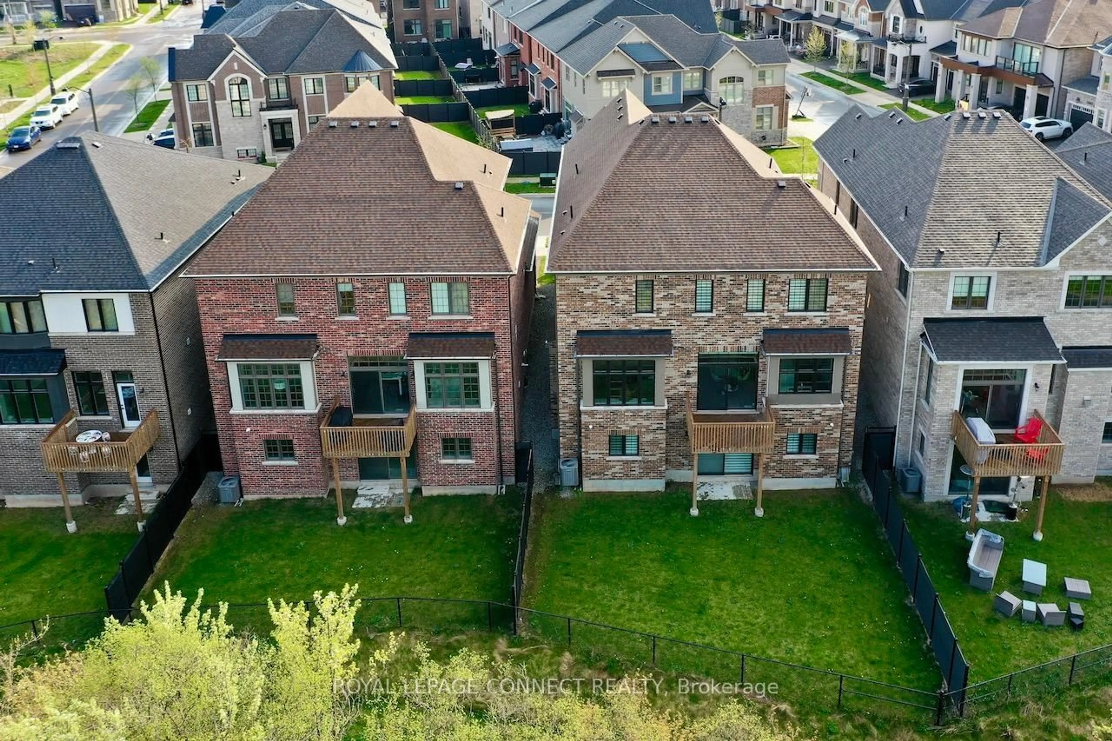 A pic from outside/outdoor area/front of a property/back of a property/a pic from drone, unknown for 1428 Ford Strathy Cres, Oakville Ontario L6H 3W8